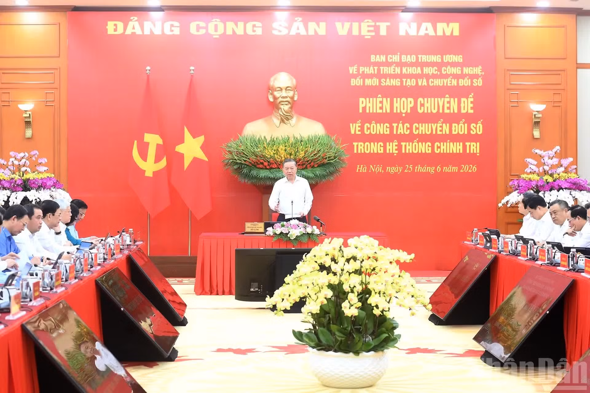 El secretario general del PCV y presidente de Vietnam, To Lam, habla en la reunión.