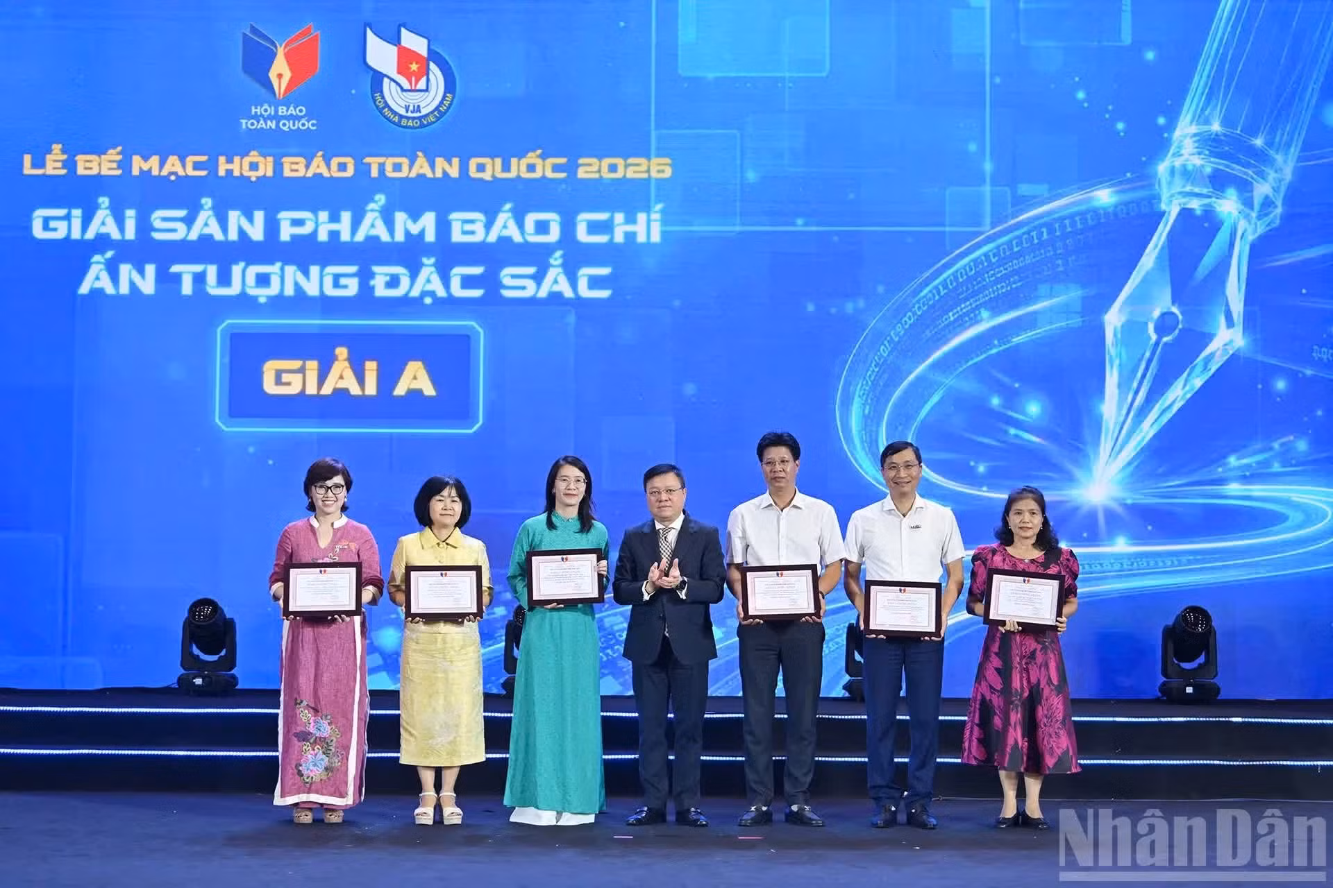 Le Quoc Minh, miembro del Comité Central del Partido Comunista de Vietnam, subjefe de la Comisión de Propaganda, Educación y Movilización de Masas, presidente-editor del periódico Nhan Dan y titular de la Asociación de Periodistas de Vietnam, entrega el premio A a las obras periodísticas más sobresalientes.