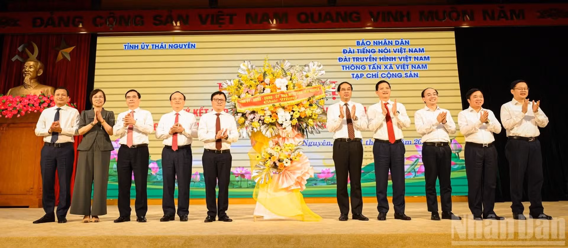 El Comité del PCV en Thai Nguyen entrega flores a líderes de cinco medios de prensa centrales con motivo del Día de la Prensa Revolucionaria de Vietnam.