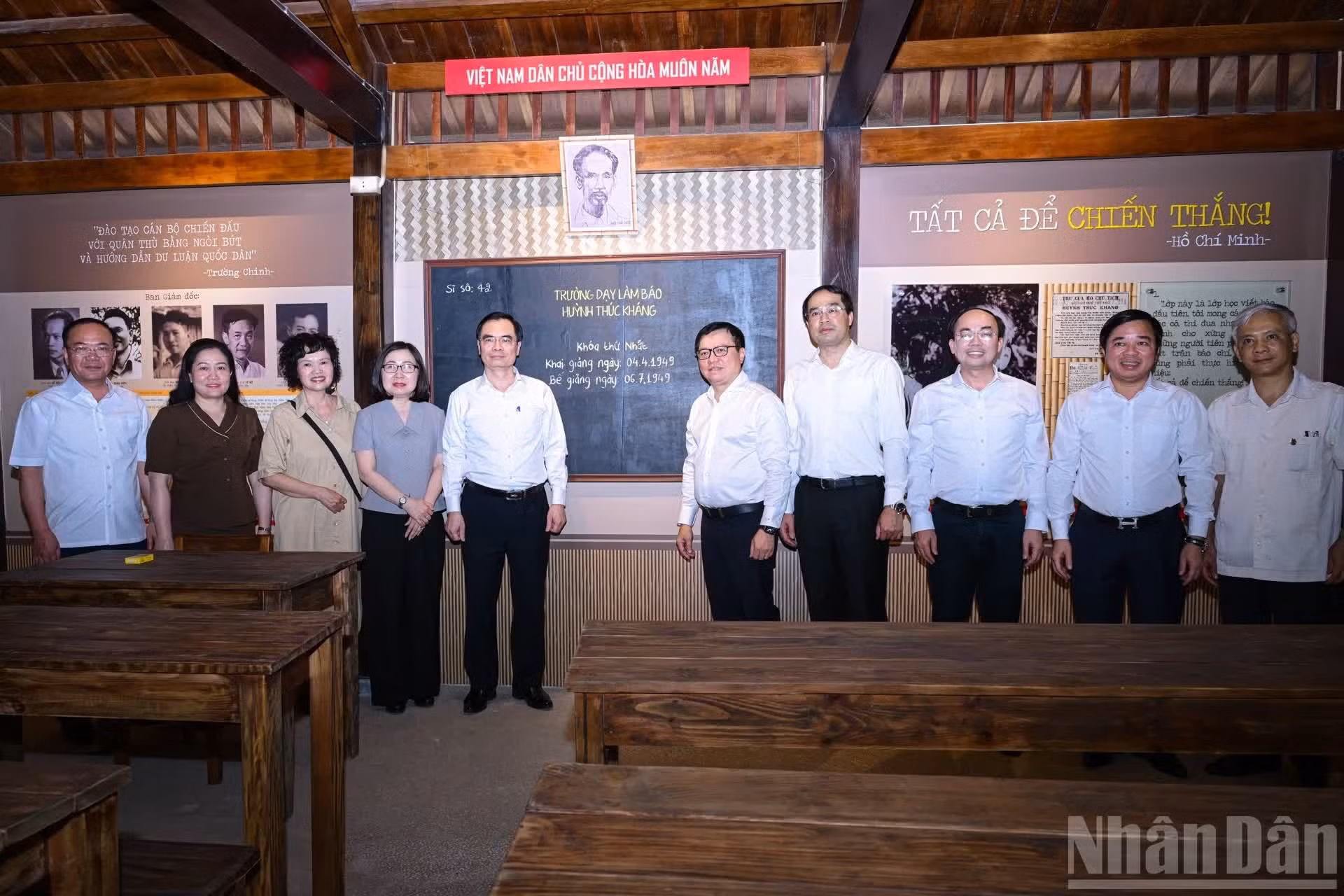 Delegados en una clase en la escuela de periodismo Huynh Thuc Khang.