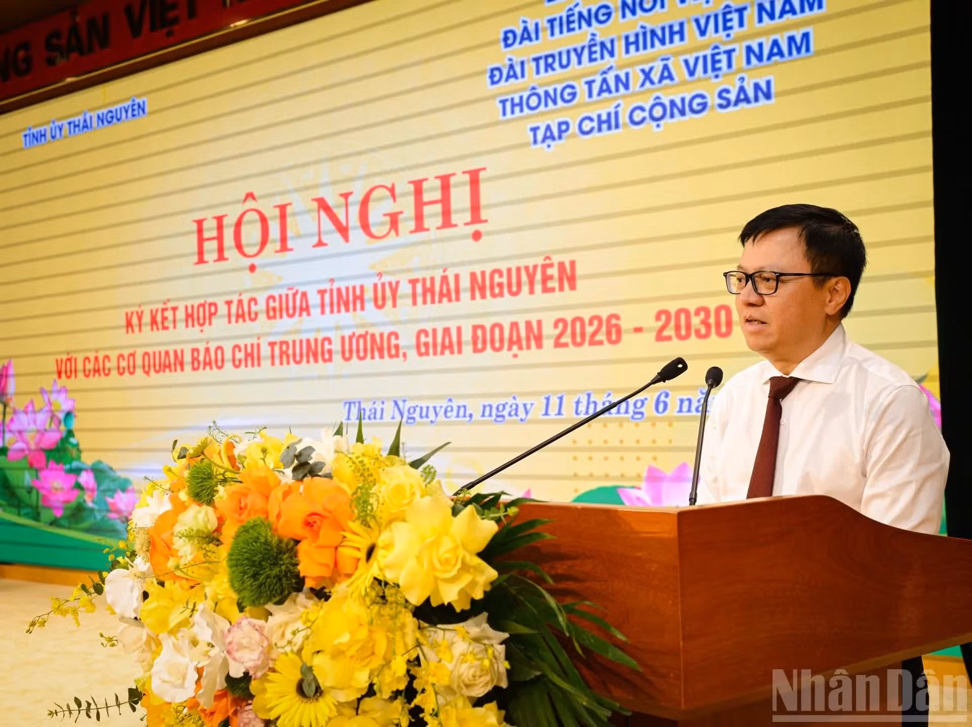 Le Quoc Minh, miembro del Comité Central del PCV, presidente-editor del periódico Nhan Dan, subjefe de la Comisión de Propaganda y Movilización de Masas del Comité Central del PCV y presidente de la Asociación de Periodistas de Vietnam, pronuncia un discurso.