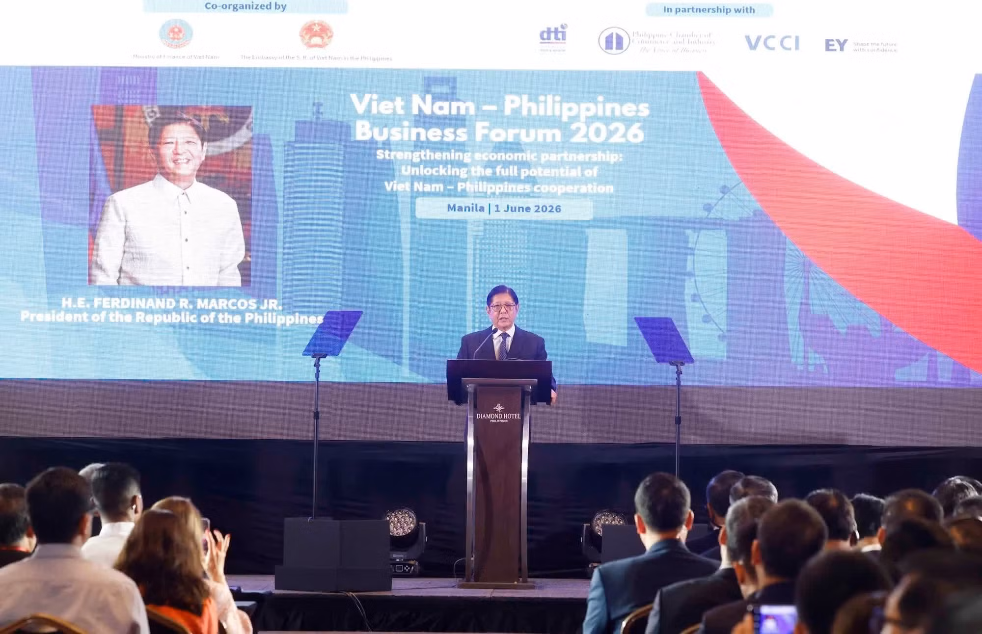 El presidente filipino, Ferdinand Romualdez Marcos Jr., interviene en el Foro Empresarial Vietnam-Filipinas. (Foto: VNA)