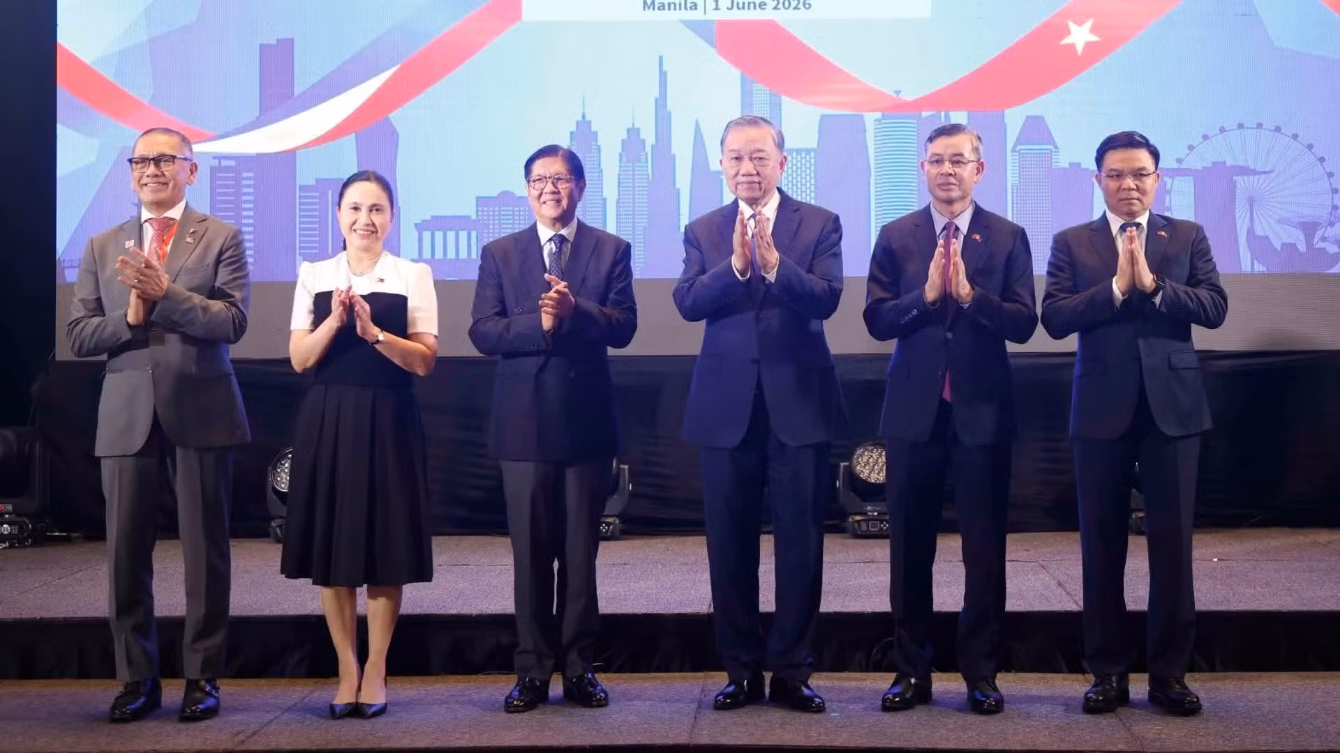 El secretario general del Partido Comunista y presidente de Vietnam, To Lam, y el presidente filipino, Ferdinand Romualdez Marcos Jr., junto con delegados de ambos países, asisten al evento. (Foto: VNA)