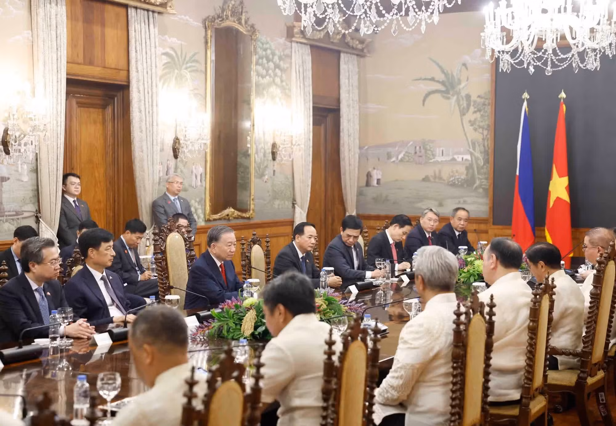 El secretario general del Partido Comunista y presidente de Vietnam, To Lam y la delegación de alto nivel en la cita. (Foto: VNA)