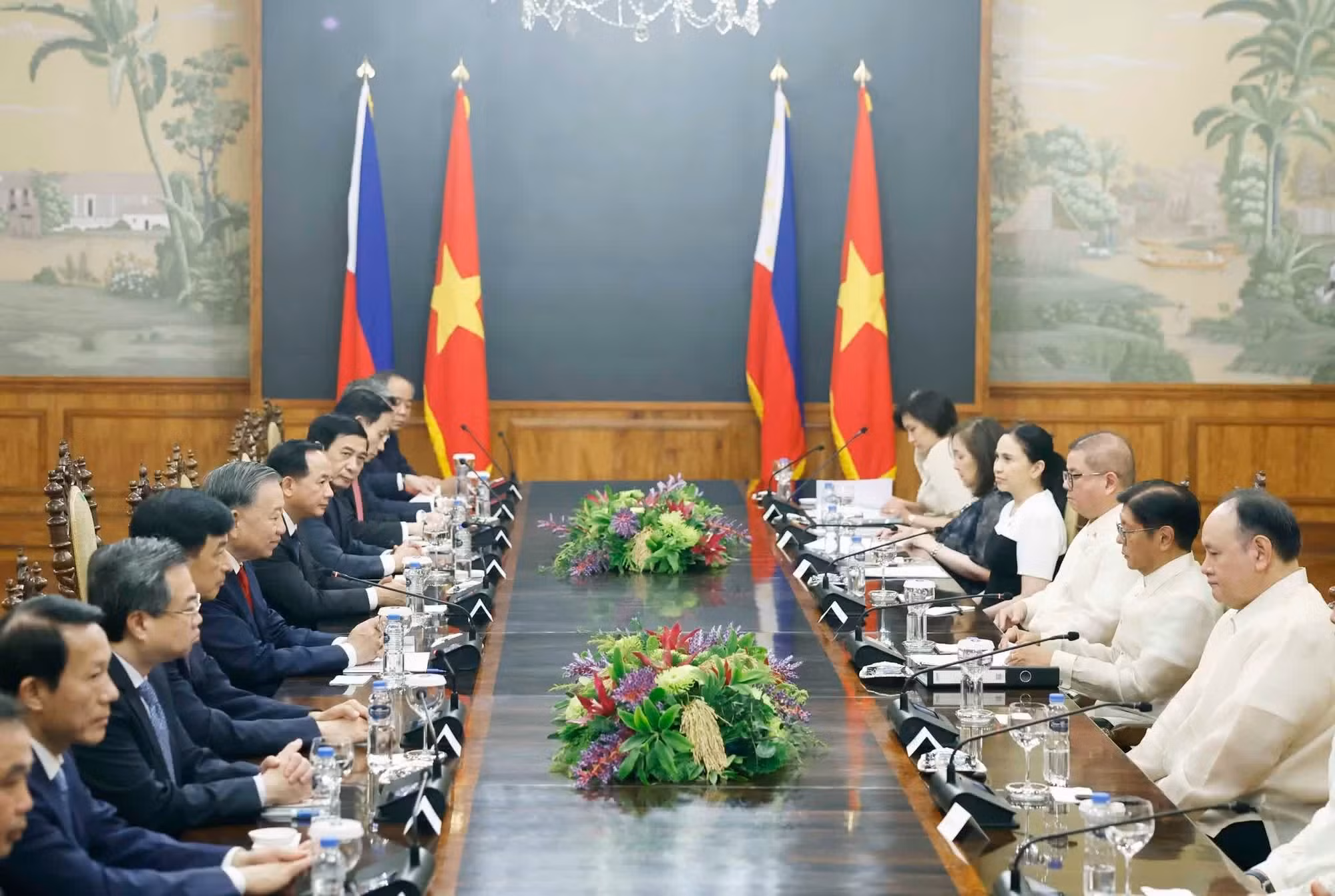 El secretario general del Partido Comunista y presidente de Vietnam, To Lam, y el presidente de Filipinas, Ferdinand Romualdez Marcos Jr. (Foto: VNA)