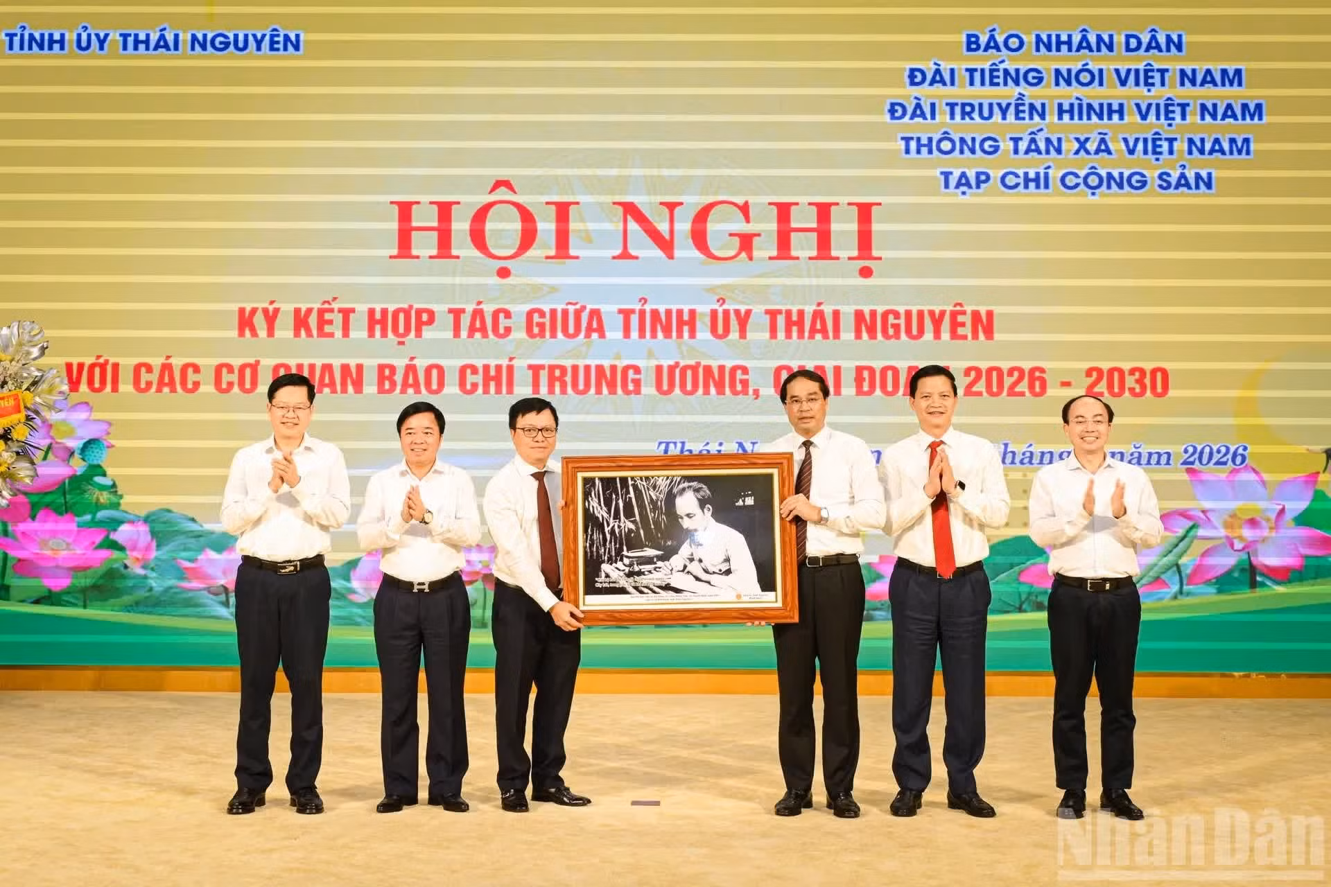 El Comité del PCV en Thai Nguyen entrega al periódico Nhan Dan una foto del Presidente Ho Chi Minh trabajando en la reliquia histórica ATK Dinh Hoa, en Thai Nguyen.