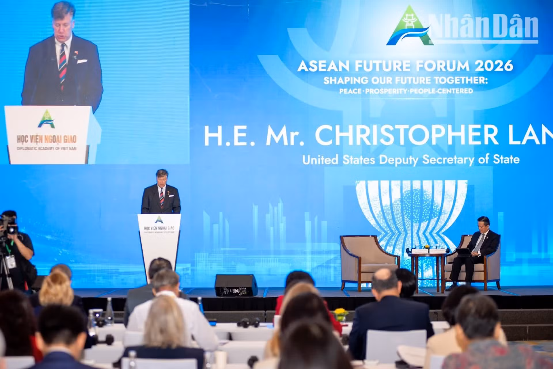 Respecto a la economía digital y la inteligencia artificial, señala que Estados Unidos es uno de los principales socios de la Asean en materia de transformación digital y está comprometido con la implementación del Acuerdo Marco de la Asean sobre la economía digital.