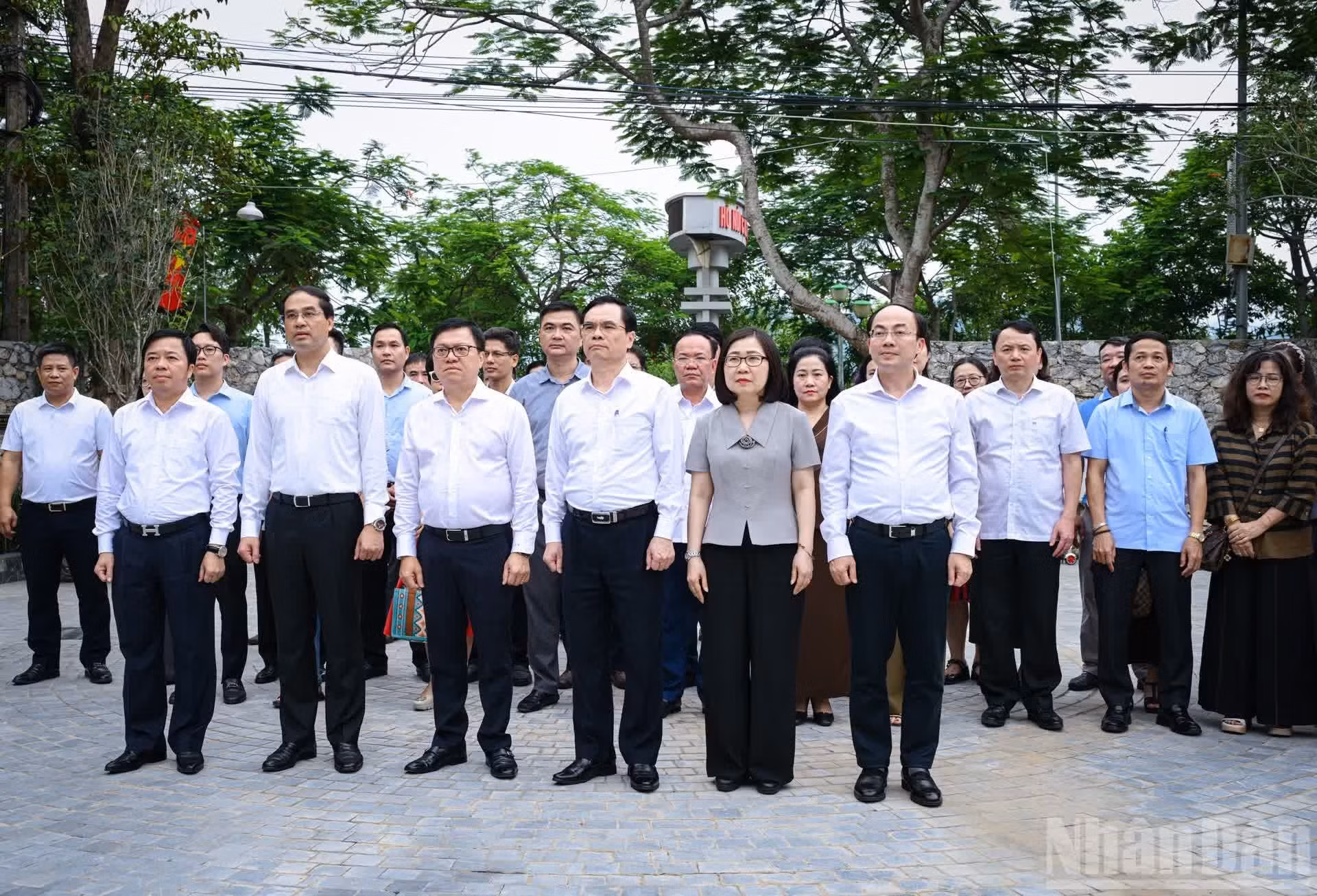Los delegados ofrecen incienso en la reliquia histórica nacional de la escuela de periodismo Huynh Thuc Khang en la comuna de Dai Phuc.