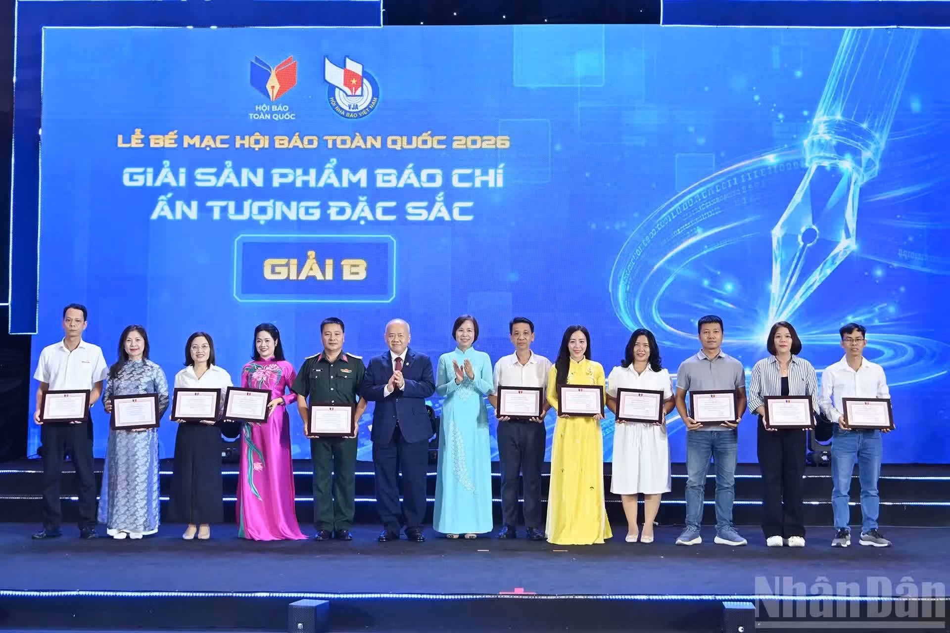La Asociación de Periodistas del periódico Nhan Dan recibe el premio B al Producto Periodístico Destacado por el especial multimedia “Portal Electrónico del Partido Comunista de Vietnam – XIV Congreso Nacional del Partido”.