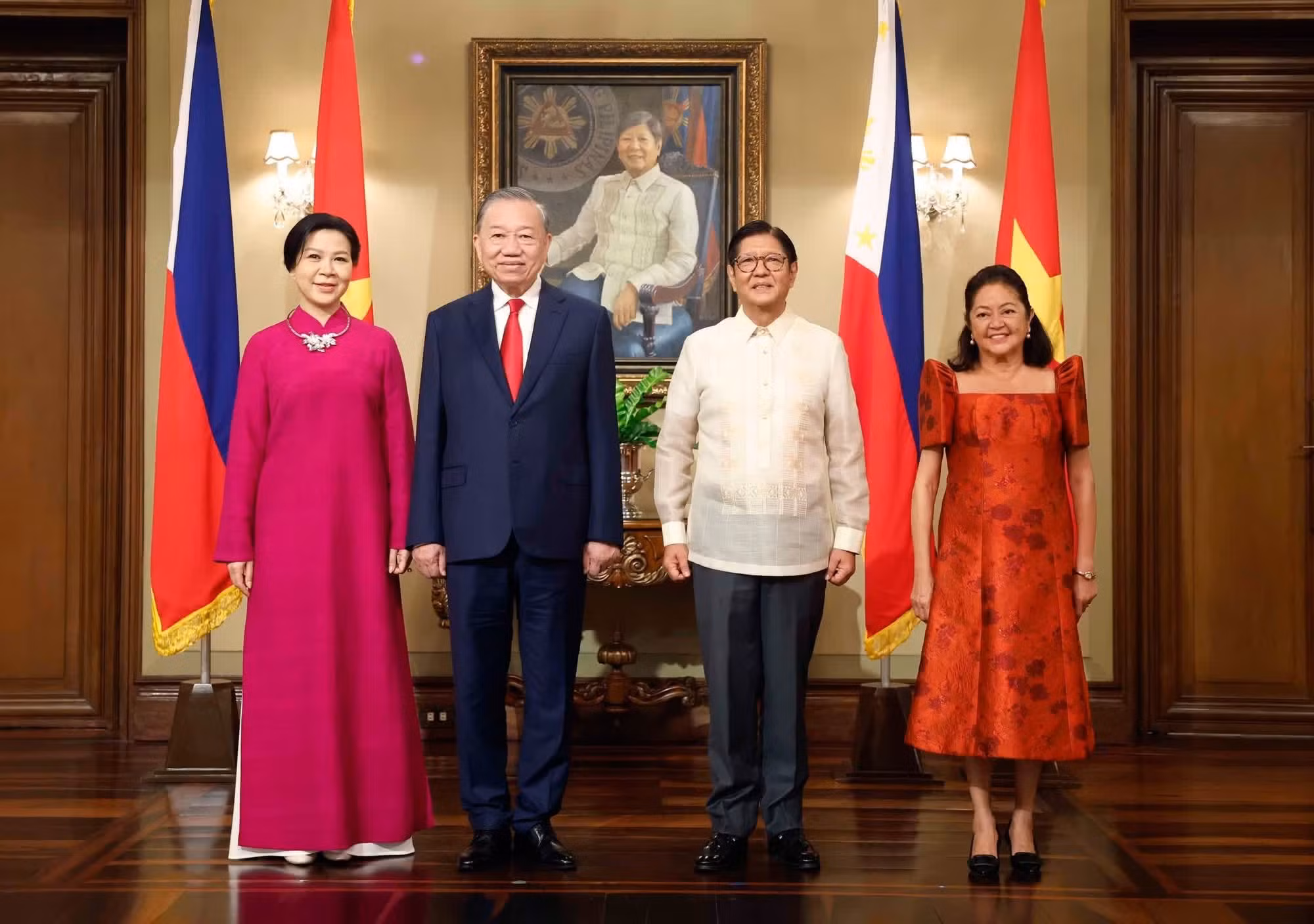 El secretario general del Partido Comunista y presidente de Vietnam, To Lam, su esposa y el presidente de Filipinas, Ferdinand Romualdez Marcos Jr. y su cónyuge. (Foto: VNA)