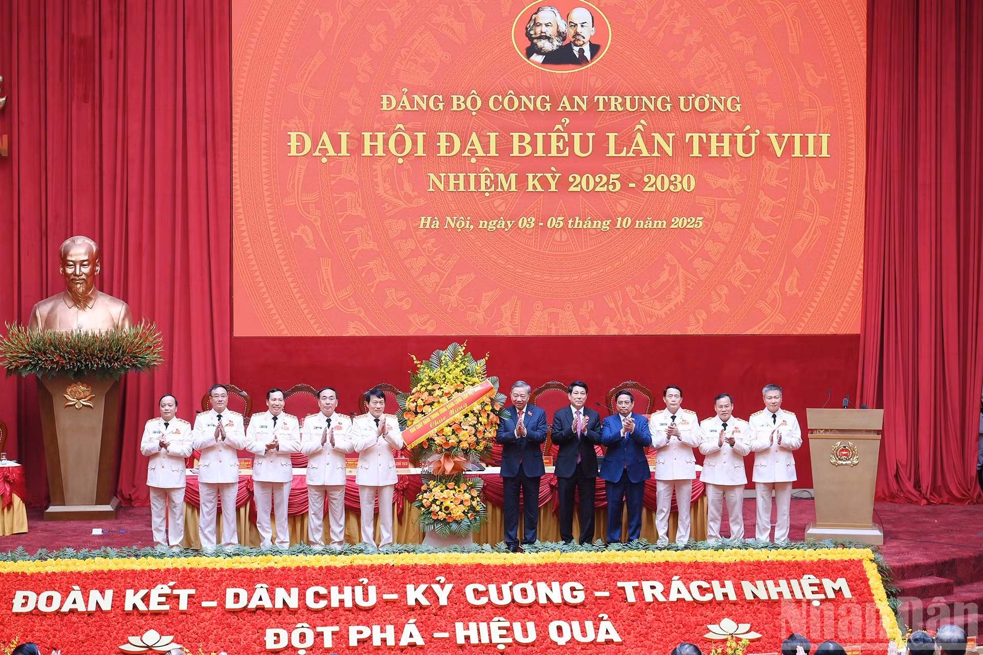 El secretario general del PCV, To Lam, el presidente Luong Cuong y el primer ministro Pham Minh Chinh felicitan a la Asamblea.