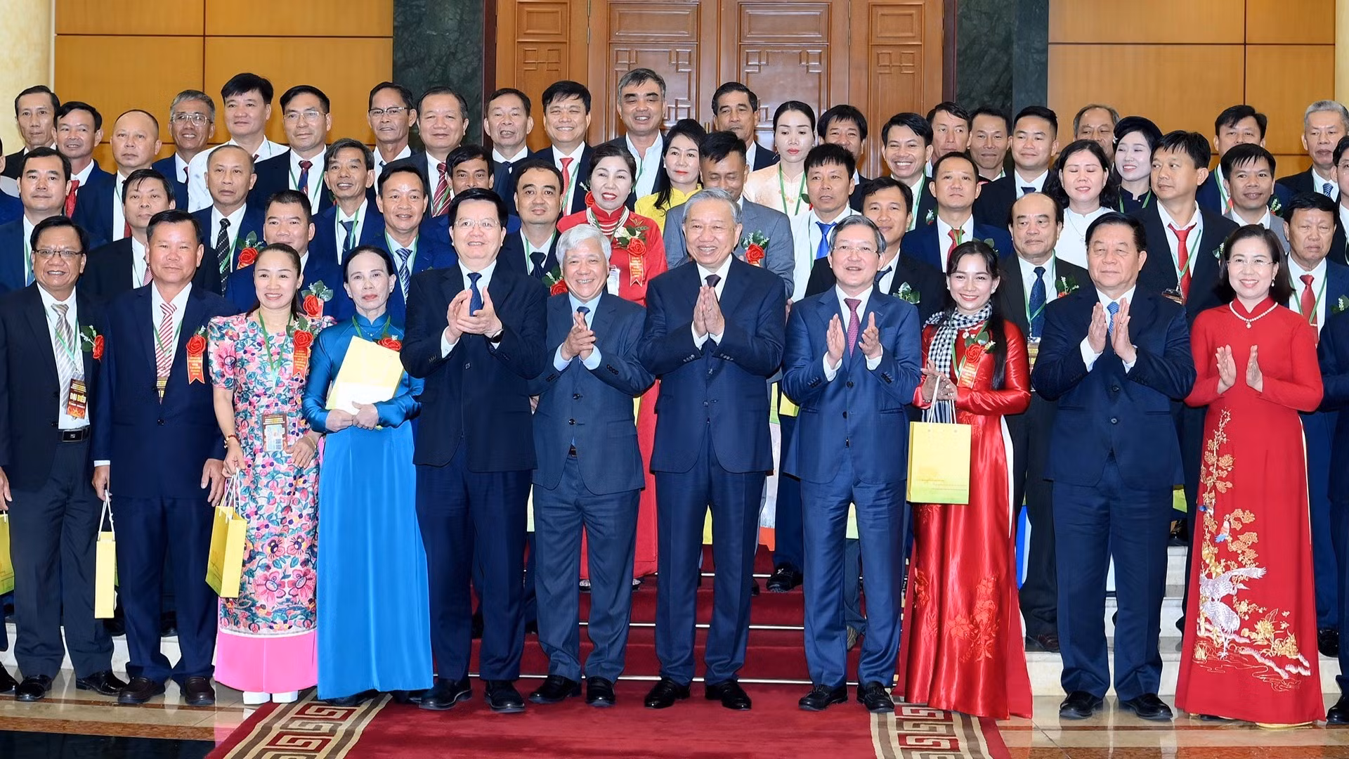[Foto] Líder partidista vietnamita se reúne con destacados agricultores y científicos