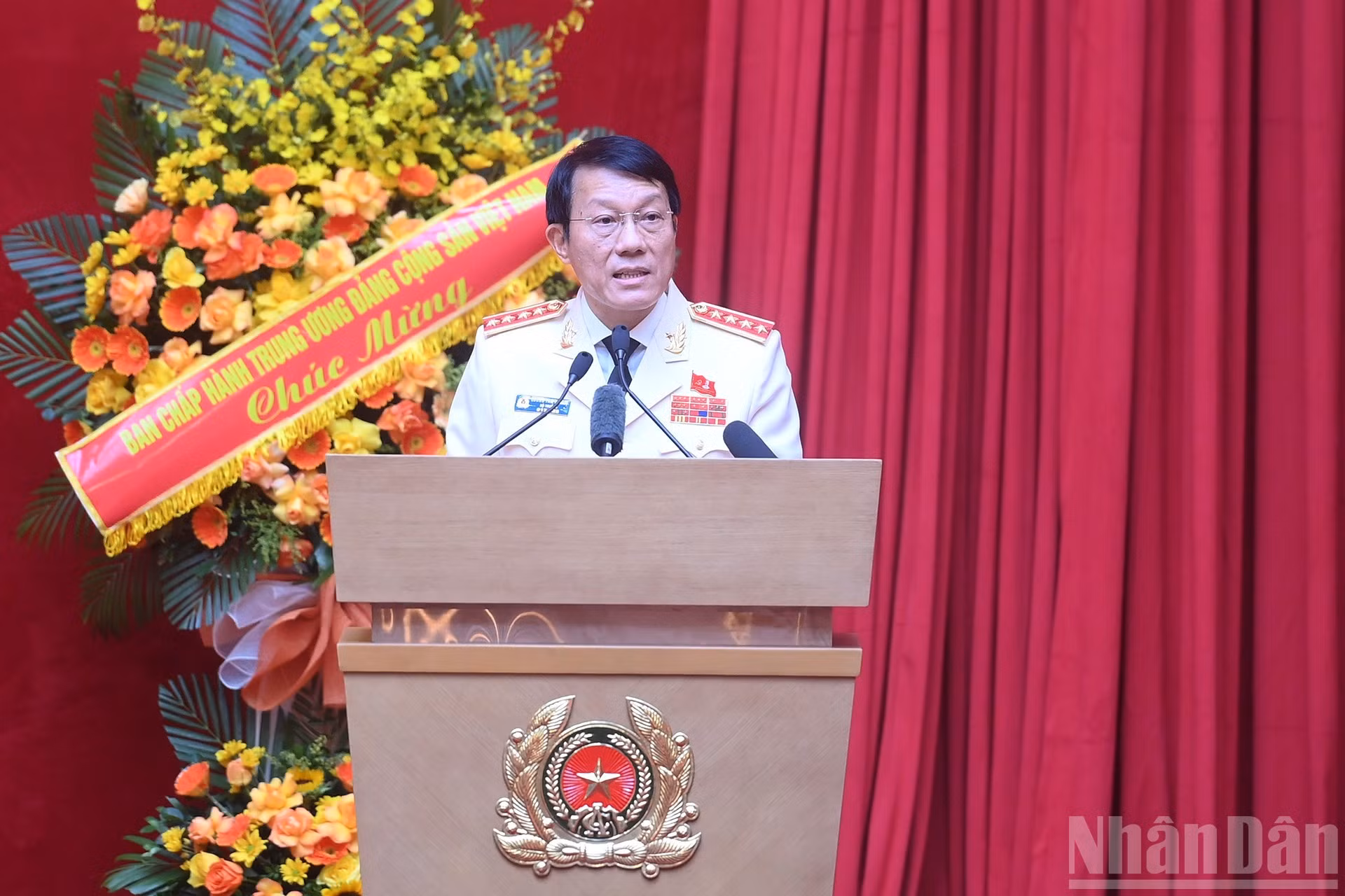 El general Luong Tam Quang, miembro del Buró Político, secretario del Comité del Partido de la Seguridad Pública Central y ministro de Seguridad Pública, pronuncia el discurso inaugural.