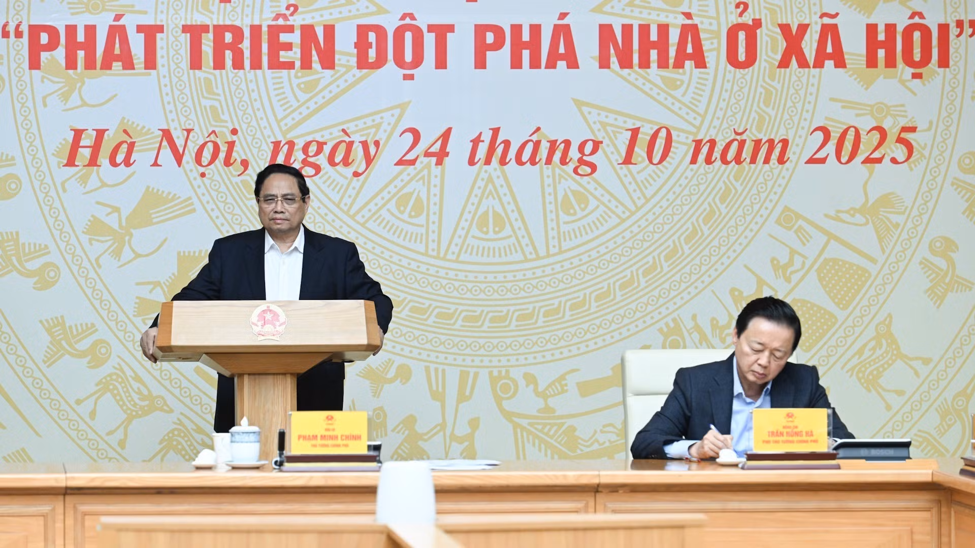 [Foto] Premier vietnamita preside conferencia sobre soluciones específicas para desarrollo de vivienda social