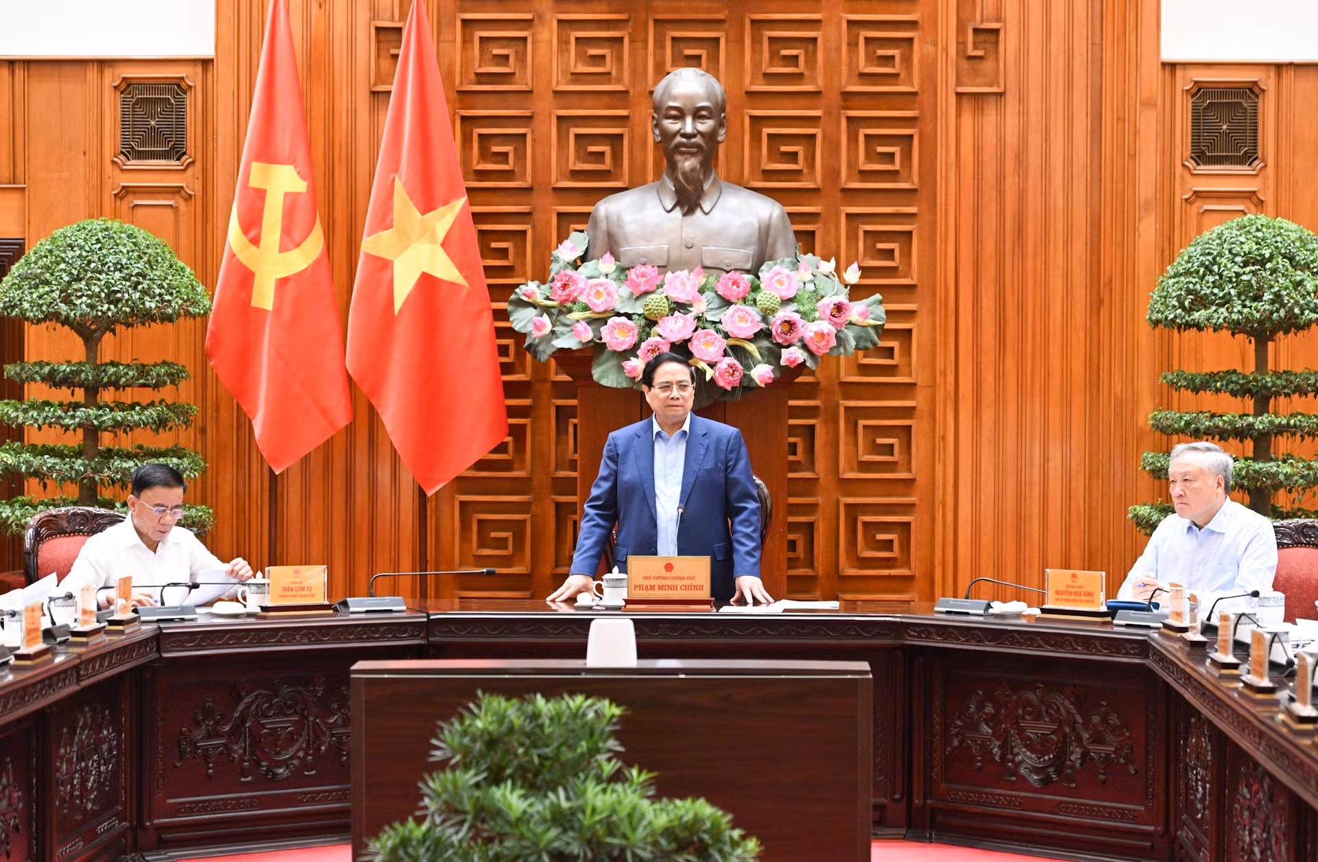 [Foto] Premier vietnamita preside reunión de Comité Permanente del Gobierno sobre recuperación tras desastres naturales 