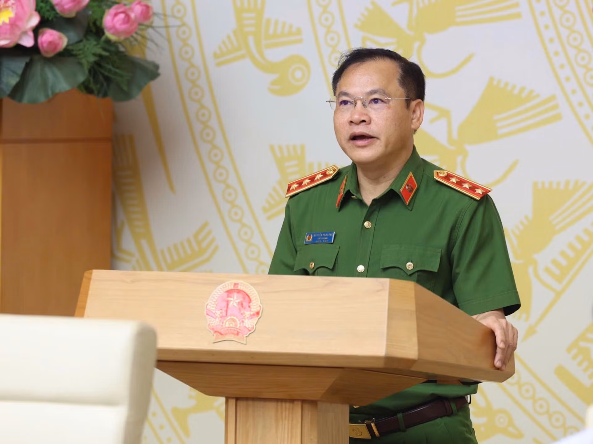 El teniente general Nguyen Van Long, viceministro de Seguridad Pública, informa sobre la implementación del Programa Nacional dirigido a la prevención y lucha contra drogas hasta 2030.