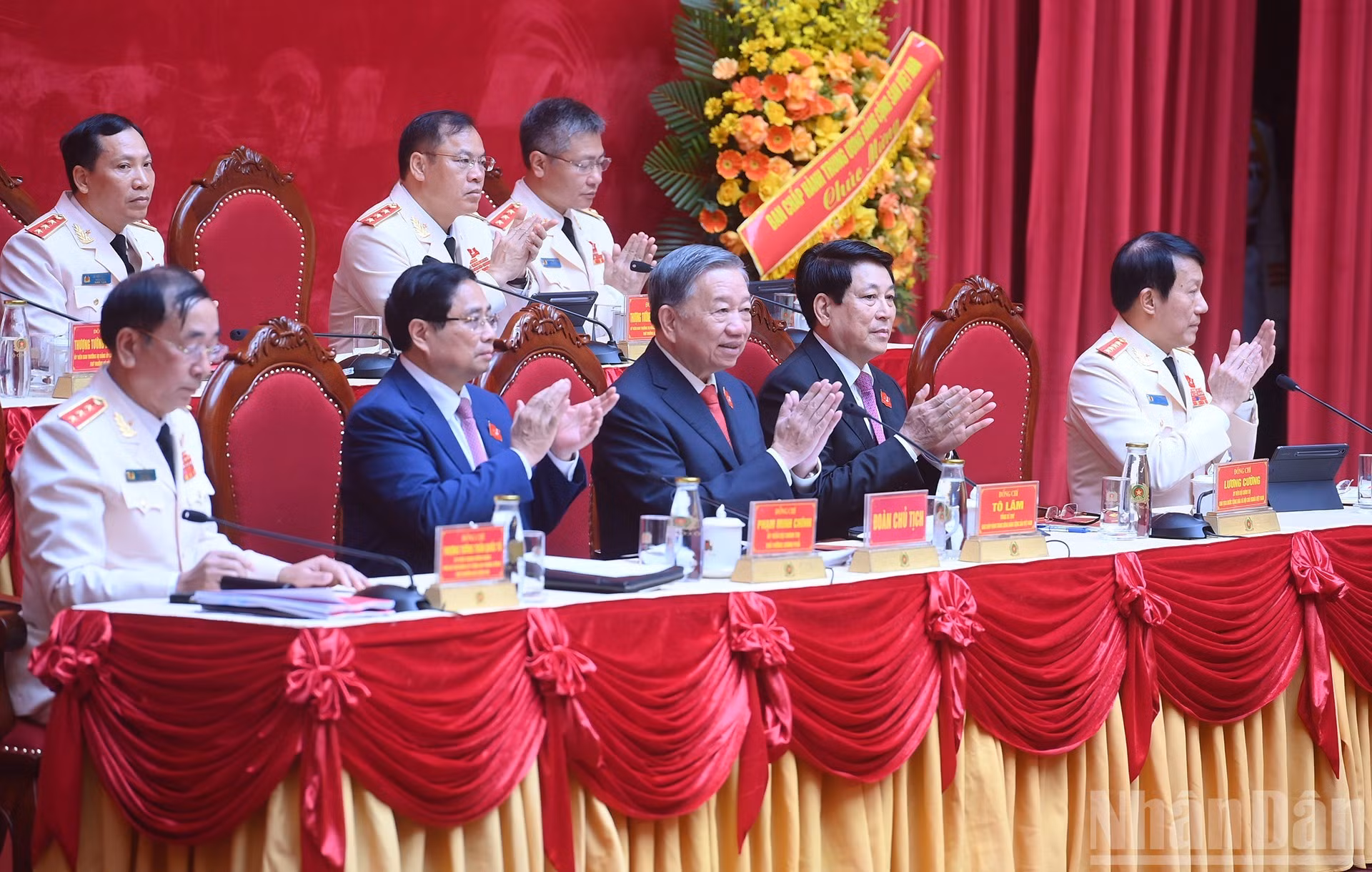 El secretario general del PCV, To Lam, el presidente Luong Cuong, el primer ministro Pham Minh Chinh y los miembros del Presídium en la Asamblea.