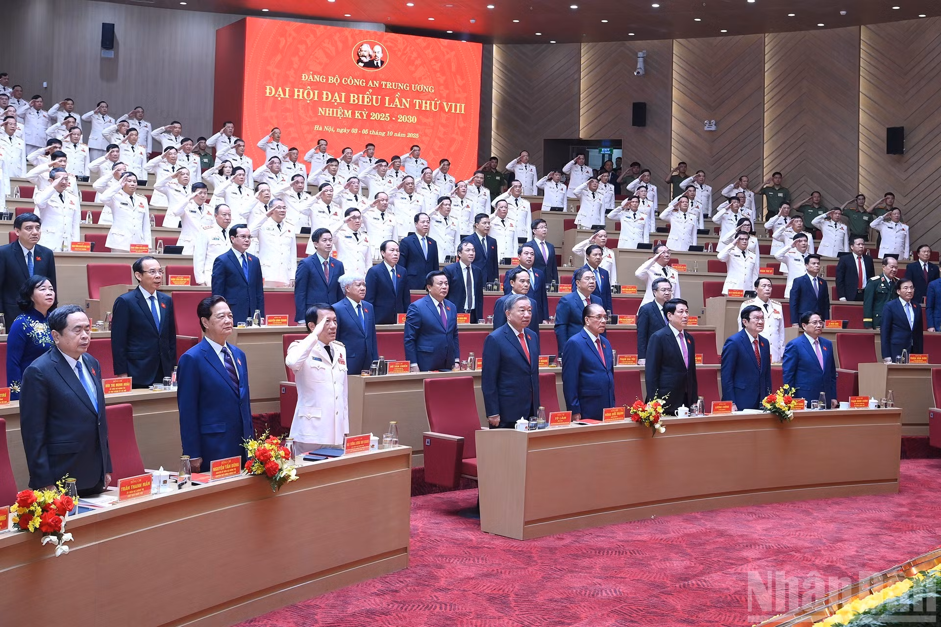 Los anteriores y actuales dirigentes del Partido y del Estado, junto con delegados realizan el acto de saludo a la bandera nacional.