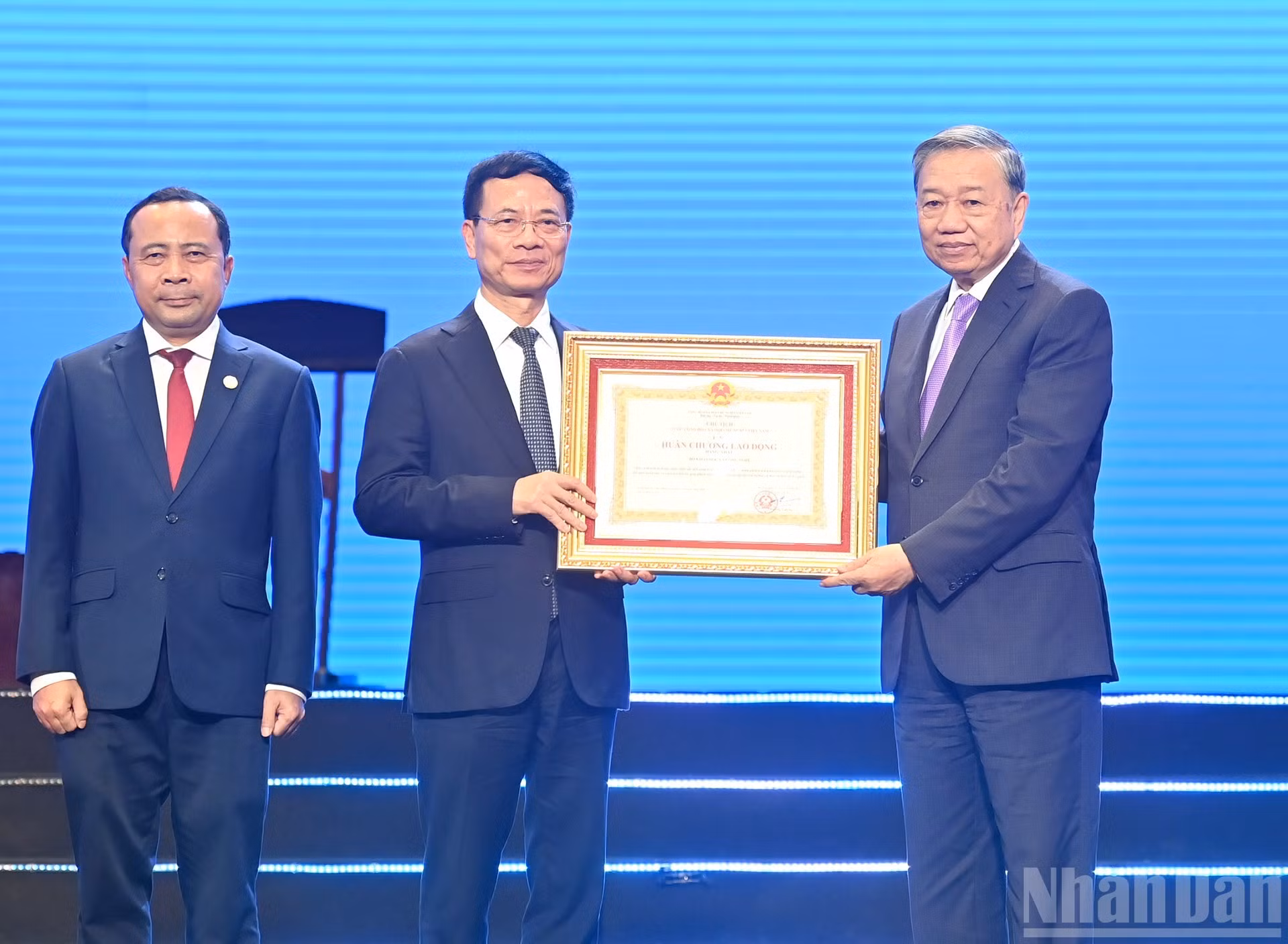 El secretario general del Partido Comunista de Vietnam, To Lam, entrega la Orden de Trabajo de primera clase al Ministerio de Ciencia y Tecnología.