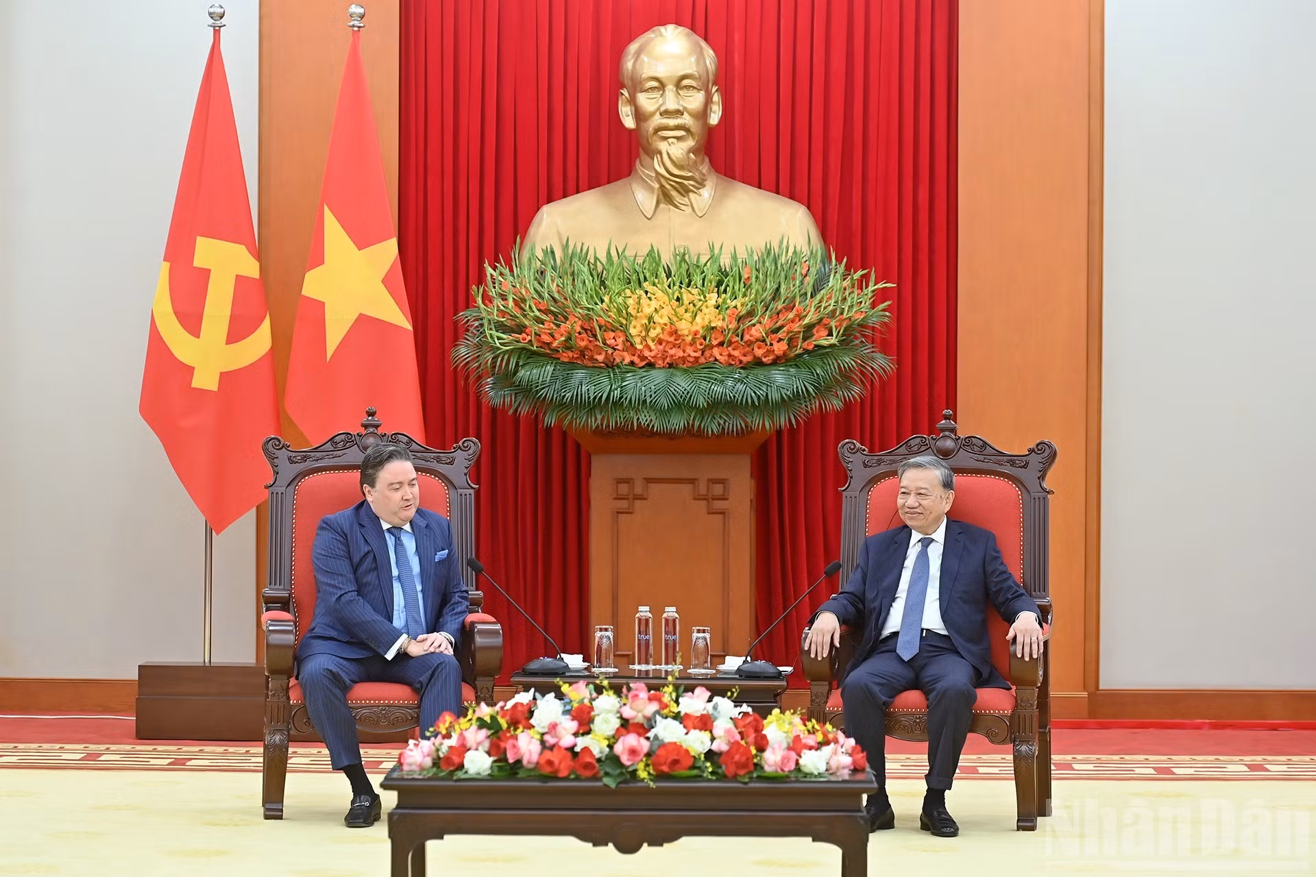 El secretario general del Partido Comunista de Vietnam, To Lam, se reúne con el embajador de Estados Unidos en el país, Marc Knapper.