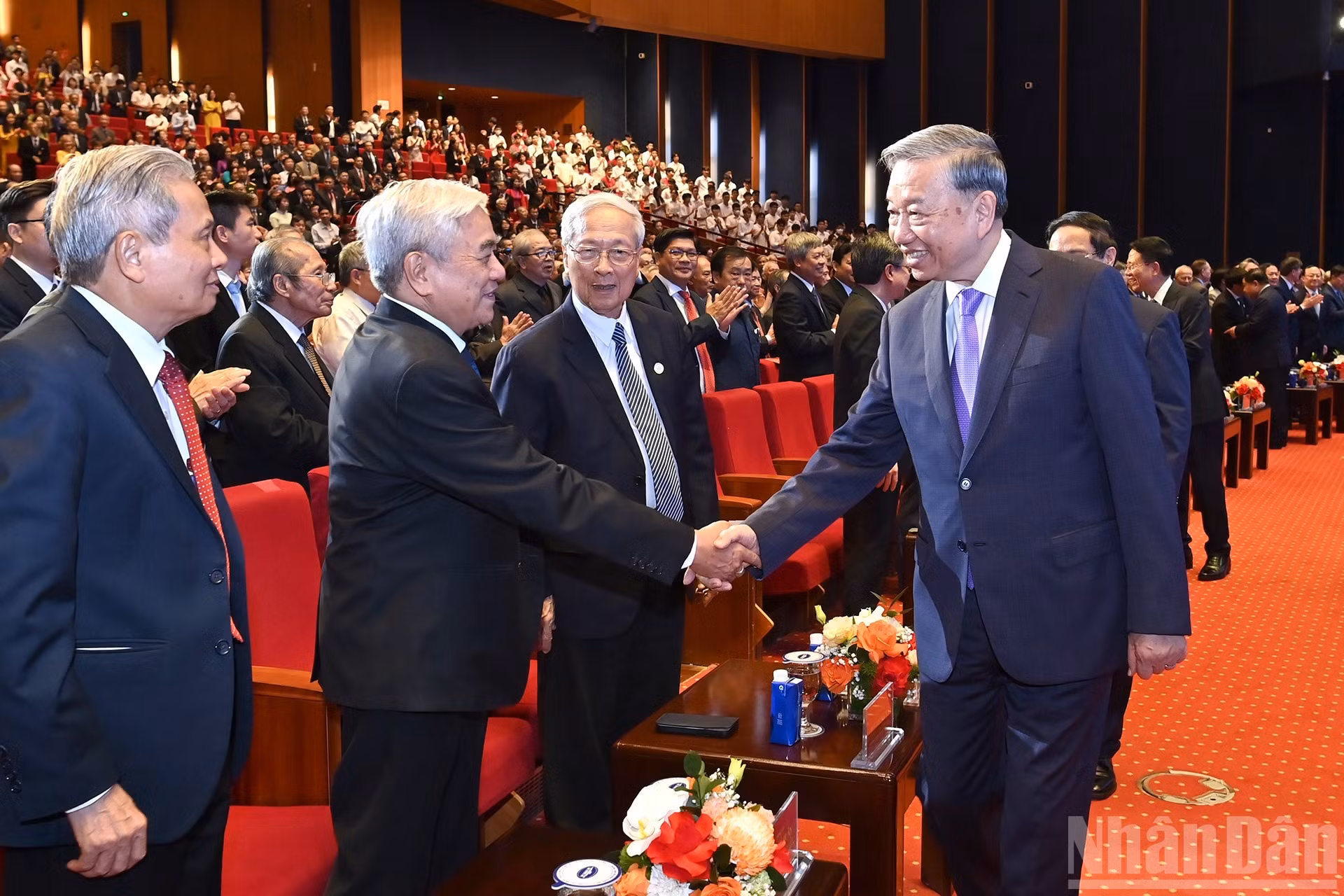 El secretario general del Partido Comunista de Vietnam, To Lam, y los delegados en la ceremonia.