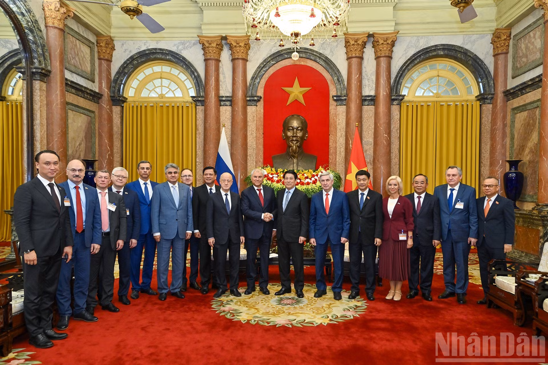 El presidente de Vietnam, Luong Cuong, y el titular de la Duma Estatal de Rusia, Viacheslav Volodin, posan junto con los delegados.
