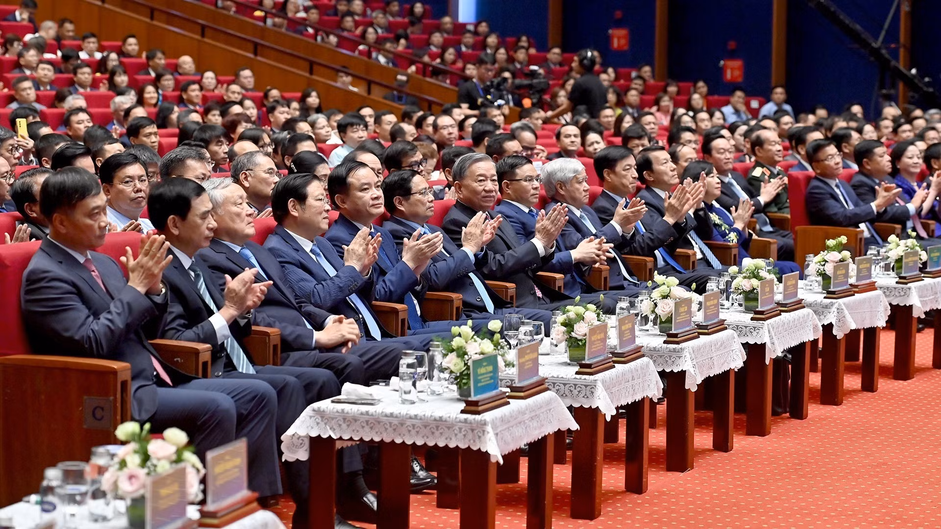 [Foto] Líder partidista vietnamita entrega Medalla al Trabajo de Primera Clase a Petrovietnam