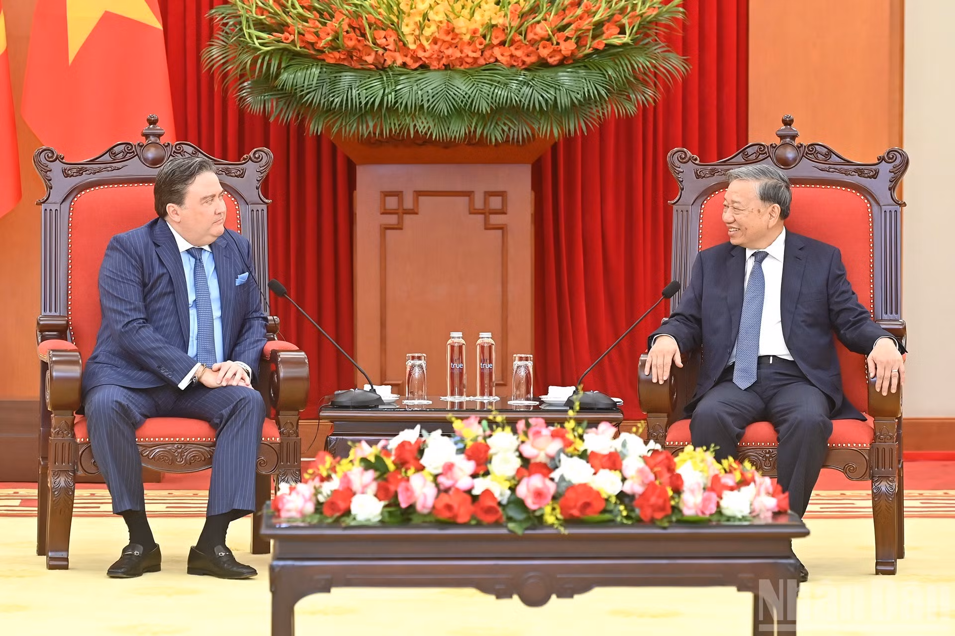 El secretario general del Partido Comunista de Vietnam, To Lam, se reúne con el embajador de Estados Unidos en el país, Marc Knapper.