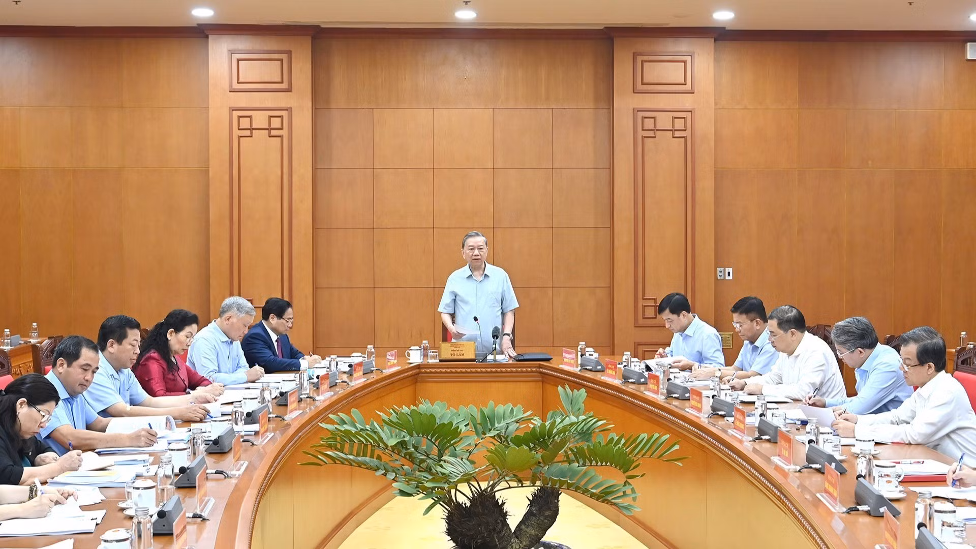 [Foto] Líder partidista vietnamita trabaja con Junta Permanente del Comité del Partido del Gobierno sobre Ley de Tierras (enmendada) y las leyes relacionadas