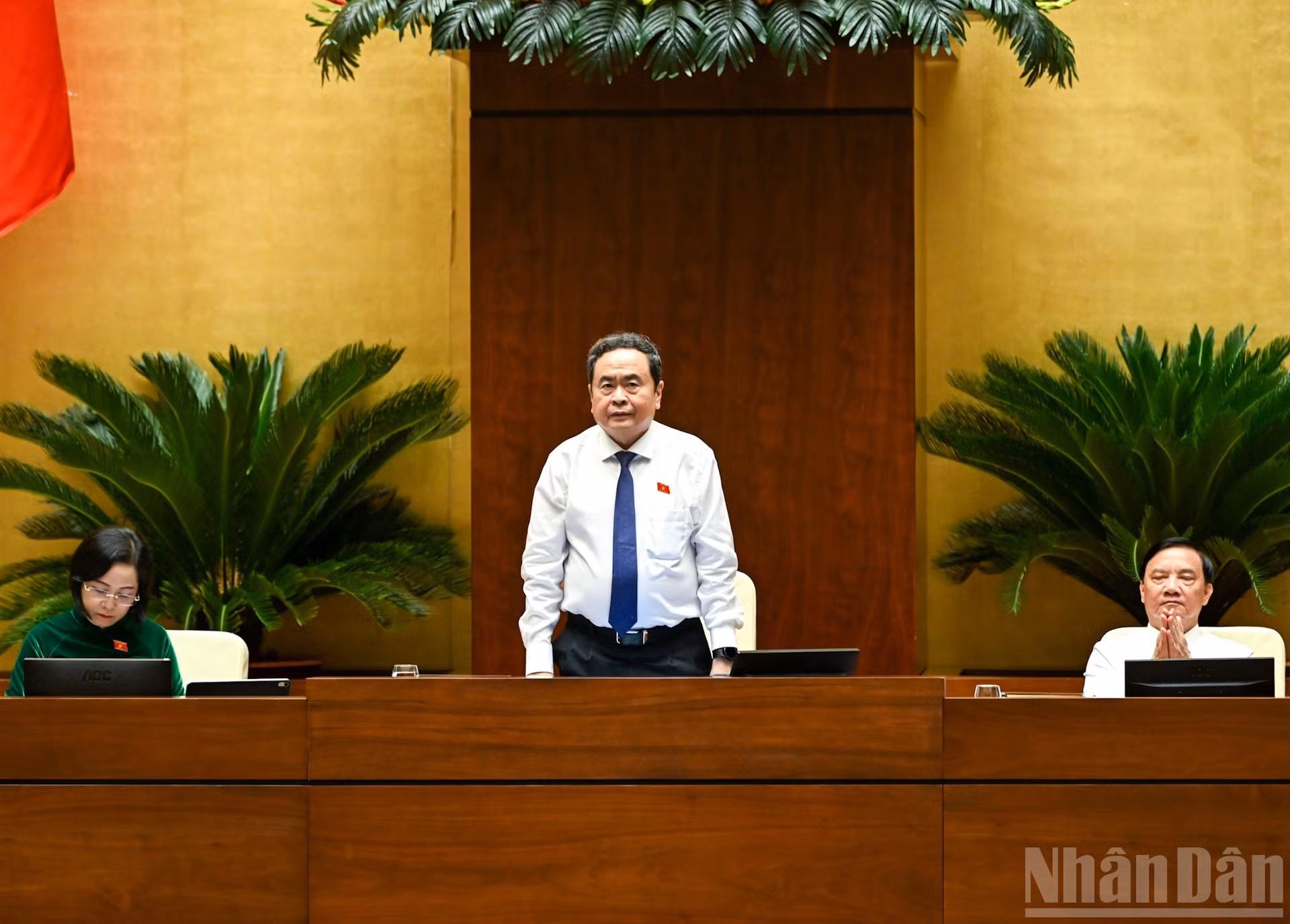 El presidente de la Asamblea Nacional de Vietnam, Tran Thanh Man, y los vicepresidentes del órgano dirigen la conferencia.