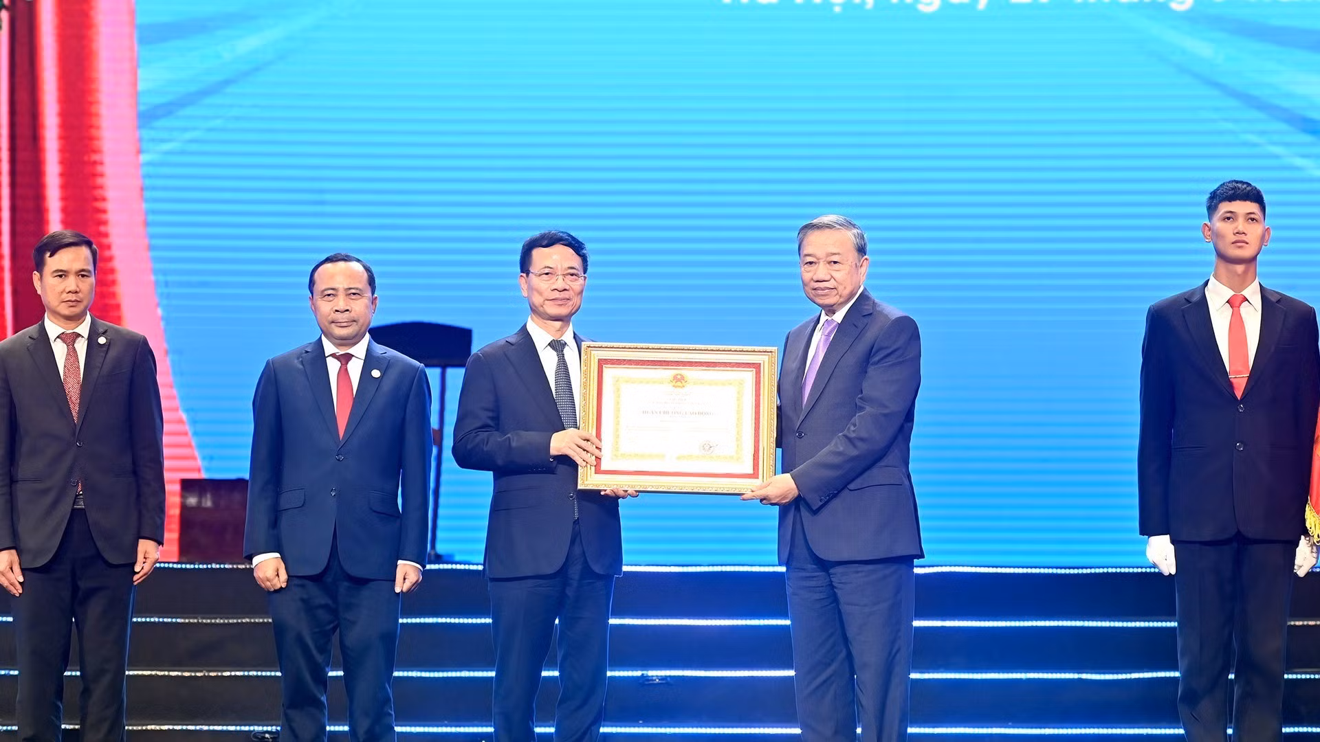 El secretario general del Partido Comunista de Vietnam, To Lam, entrega la Orden de Trabajo de primera clase al Ministerio de Ciencia y Tecnología.