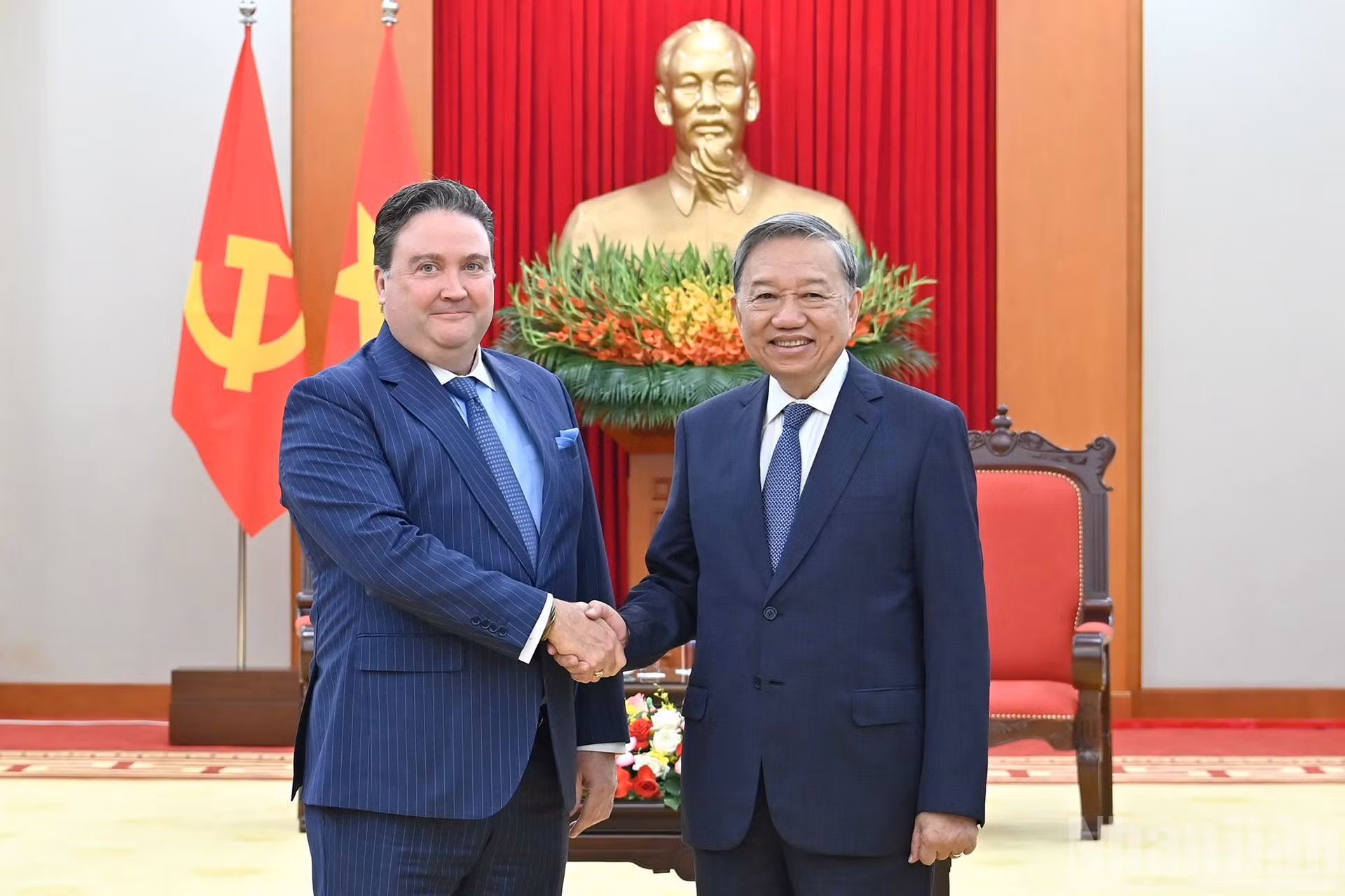 El secretario general del Partido Comunista de Vietnam, To Lam, y el embajador de Estados Unidos en el país, Marc Knapper.