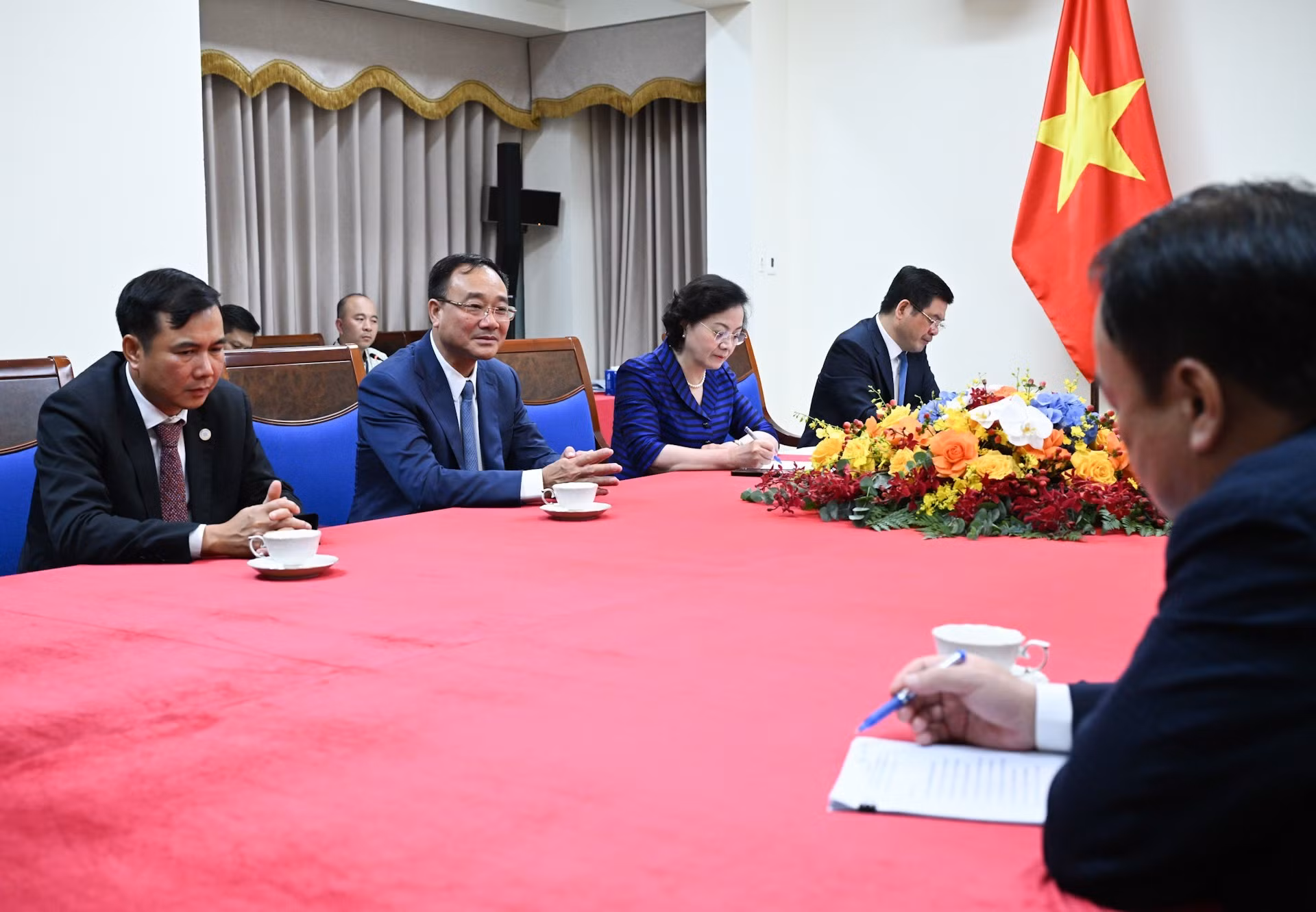 Representantes de ministerios y sectores vietnamitas.