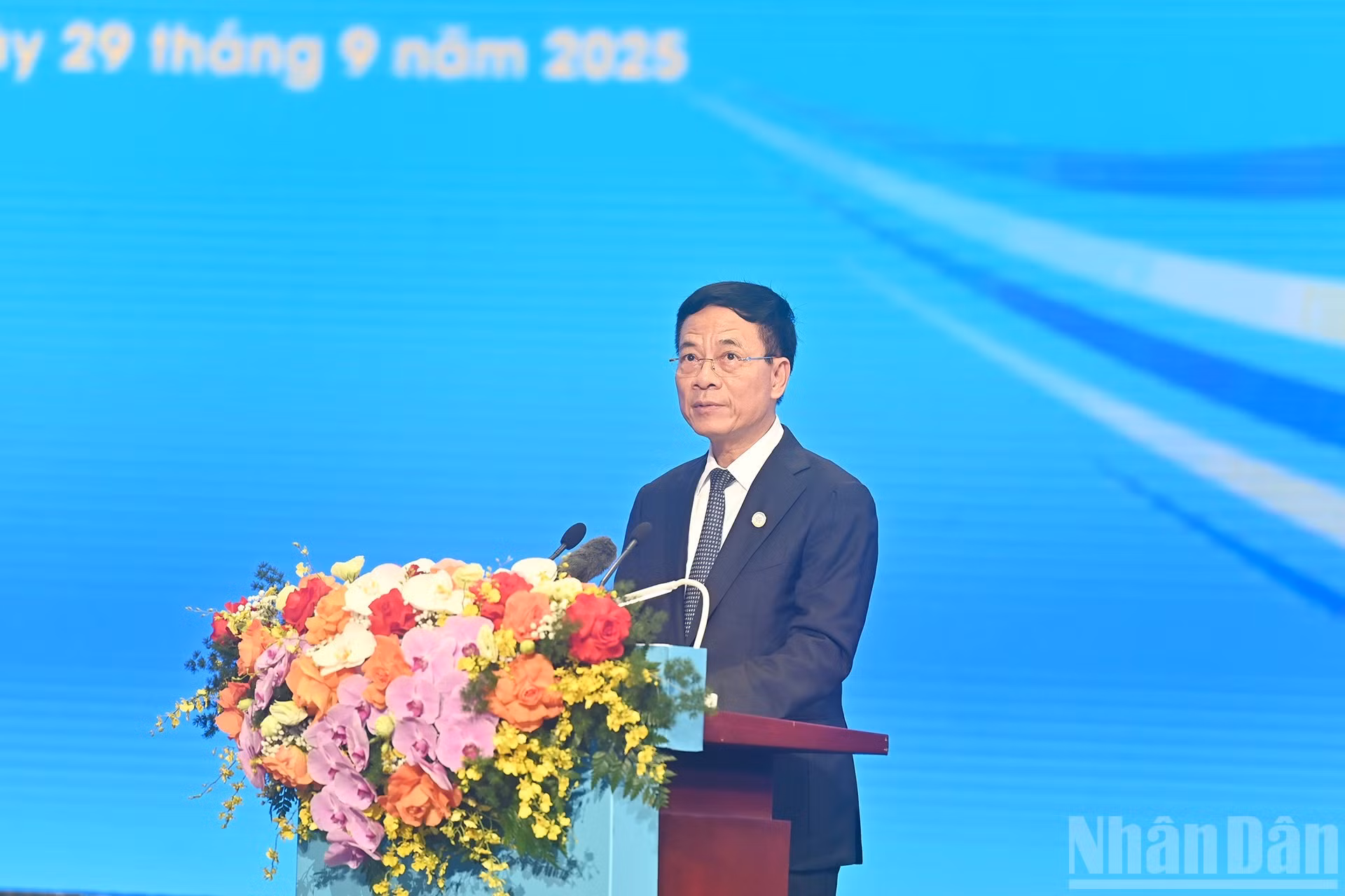 El ministro vietnamita de Ciencia y Tecnología, Nguyen Manh Hung, pronuncia un discurso en la ceremonia.