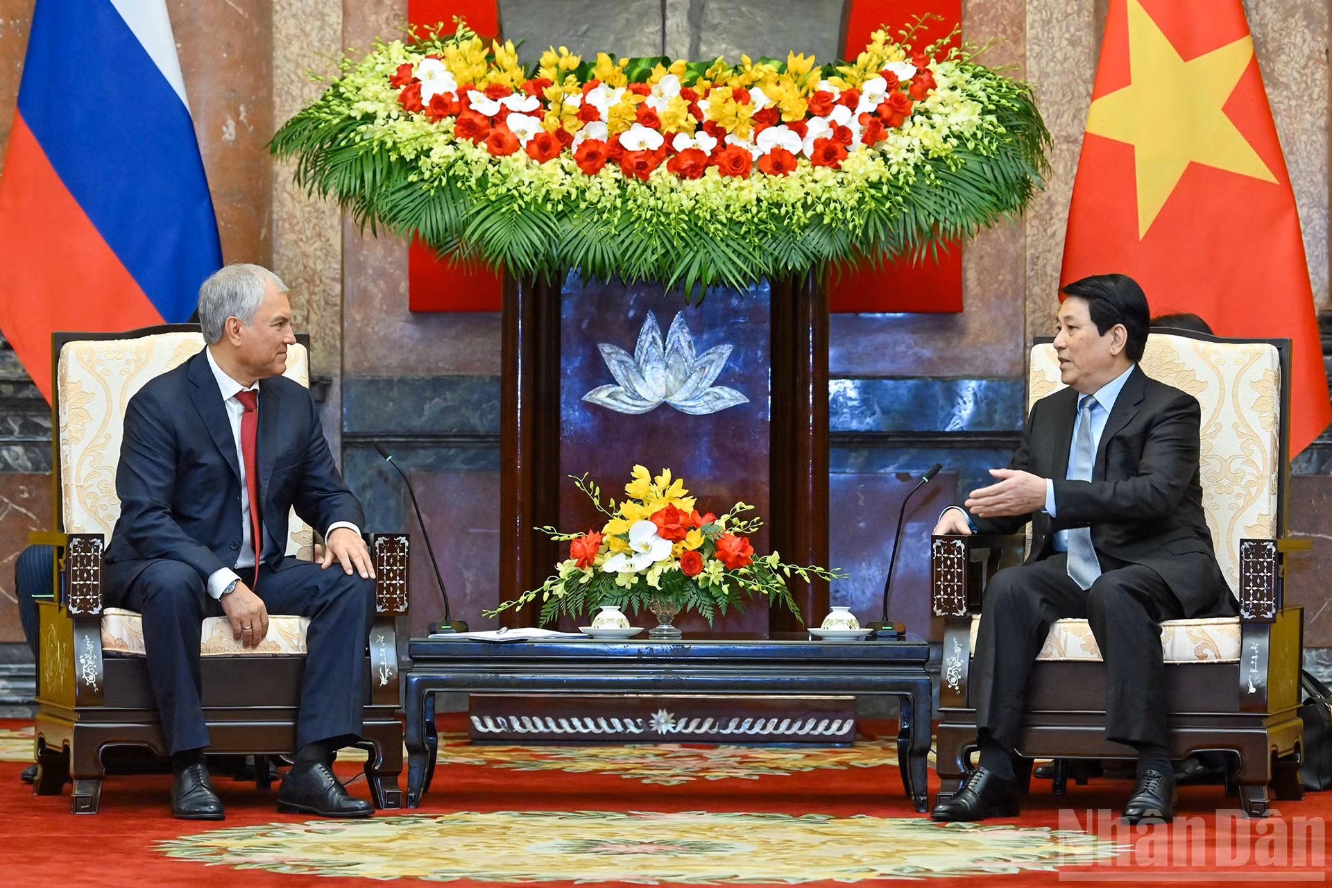 El presidente de Vietnam, Luong Cuong, recibe al titular de la Duma Estatal de Rusia, Vyacheslav Volodin.