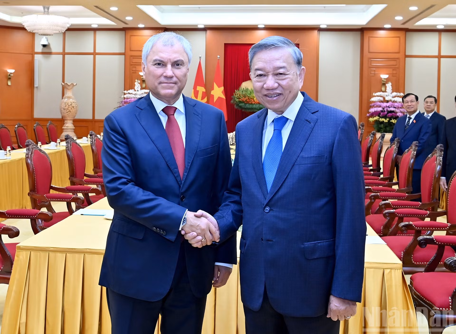 El secretario general del Partido Comunista de Vietnam, To Lam (derecha), y el presidente de la Duma Estatal de Rusia, Vyacheslav Volodin.