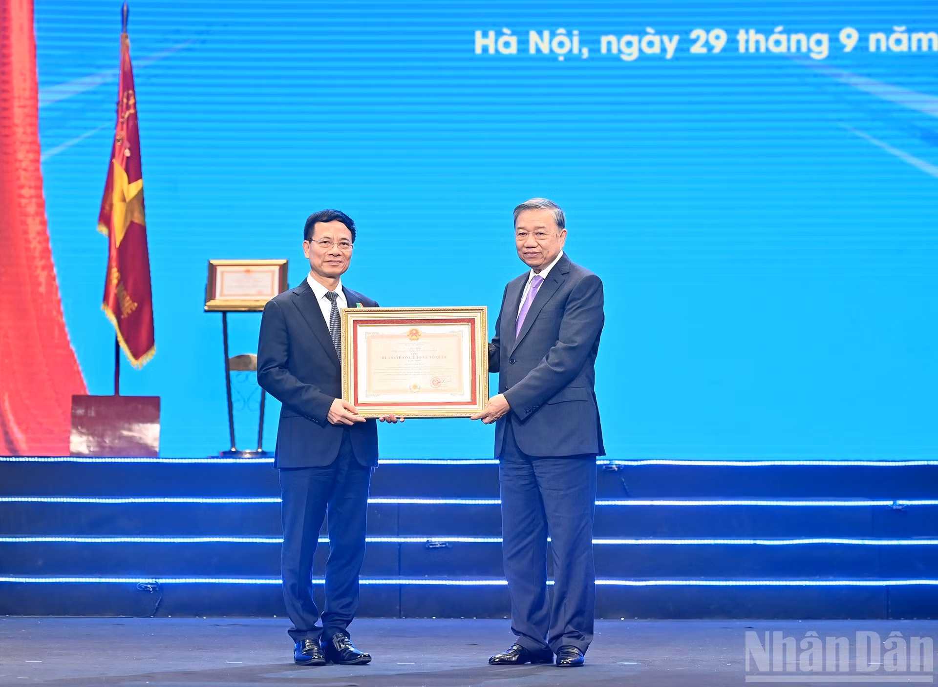 El secretario general del Partido Comunista de Vietnam, To Lam, entrega la Orden de Defensa de la Patria de primera clase al ministro de Ciencia y Tecnología, Nguyen Manh Hung.