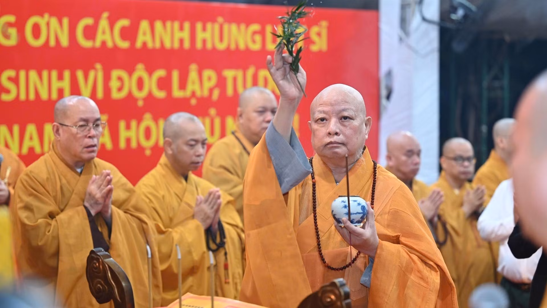 La Sangha Budista de Vietnam en Ciudad Ho Chi Minh realiza la ceremonia de oración.