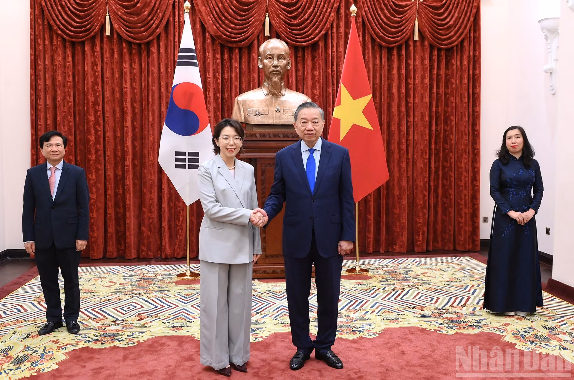 El secretario general del Partido Comunista y presidente de Vietnam, To Lam, y la embajadora de Corea del Sur, Lee Mi Yon.