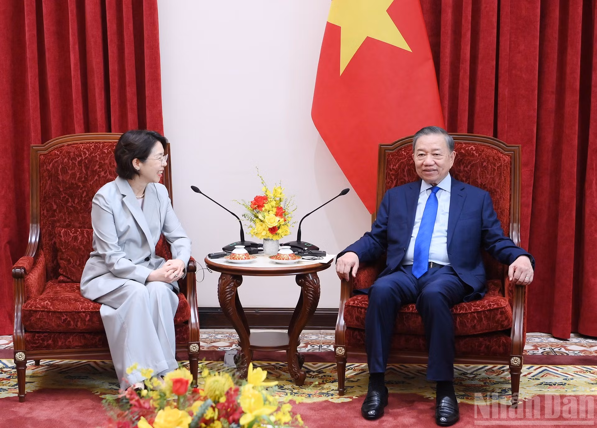 El secretario general del Partido Comunista y presidente de Vietnam, To Lam, recibe a la embajadora de Corea del Sur, Lee Mi Yon.