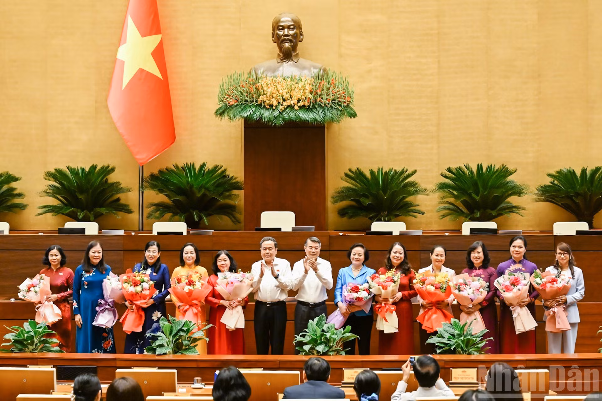 El primer ministro, Le Minh Hung, y el presidente de la Asamblea Nacional, Tran Thanh Man, entregan flores a las diputadas de la XVI Legislatura. (Foto: Duy Linh)