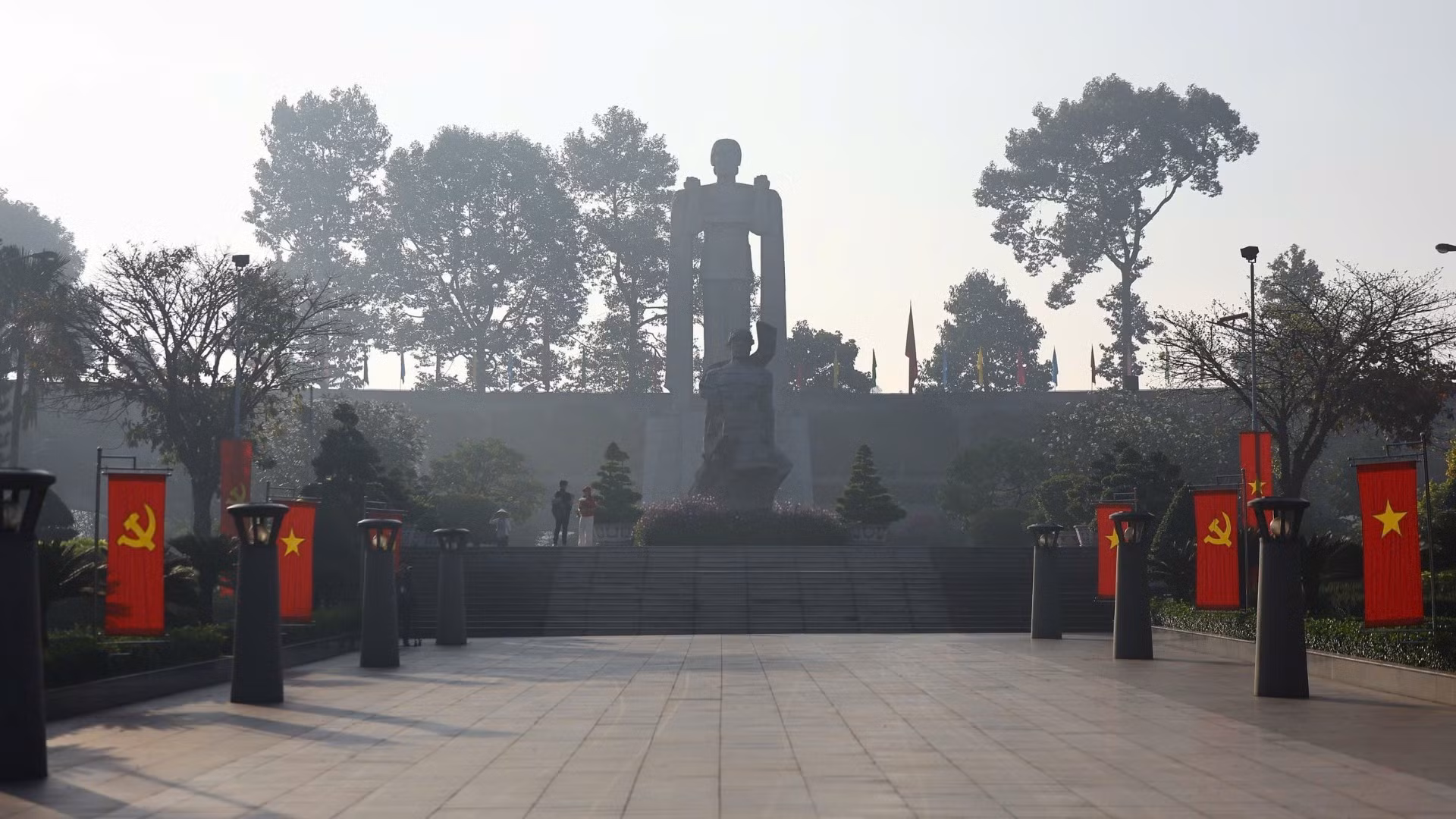 Mientras tanto, en el Cementerio de los Mártires de Ciudad Ho Chi Minh, han concluido los preparativos para el entierro de los restos.