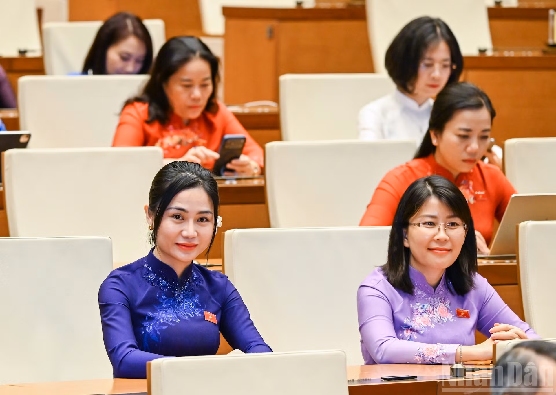 Las diputadas de la XVI Legislatura asisten al encuentro. (Foto: Duy Linh)
