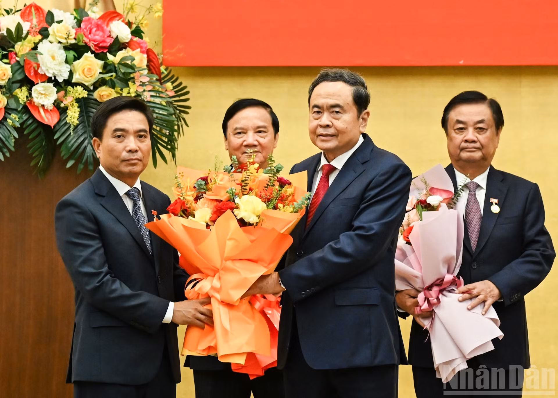 El presidente de la Asamblea Nacional de Vietnam, Tran Thanh Man, entrega la insignia por 35 años de membresía del PCV y flores a Nguyen Doan Anh, vicepresidente del Parlamento vietnamita. (Foto: Duy Linh)