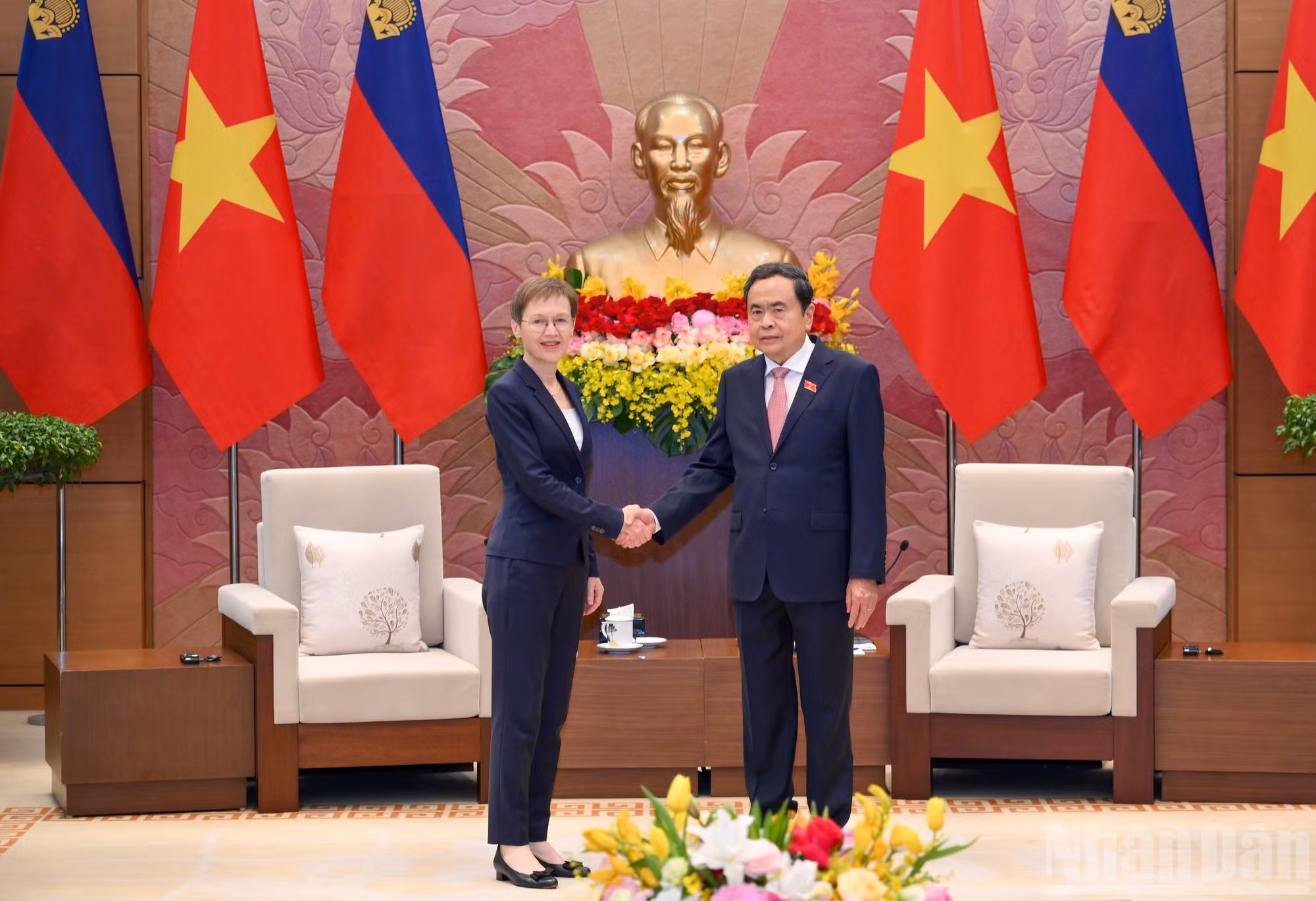 El presidente de la Asamblea Nacional de Vietnam, Tran Thanh Man, se reúne con Brigitte Haas, primera ministra del Principado de Liechtenstein.