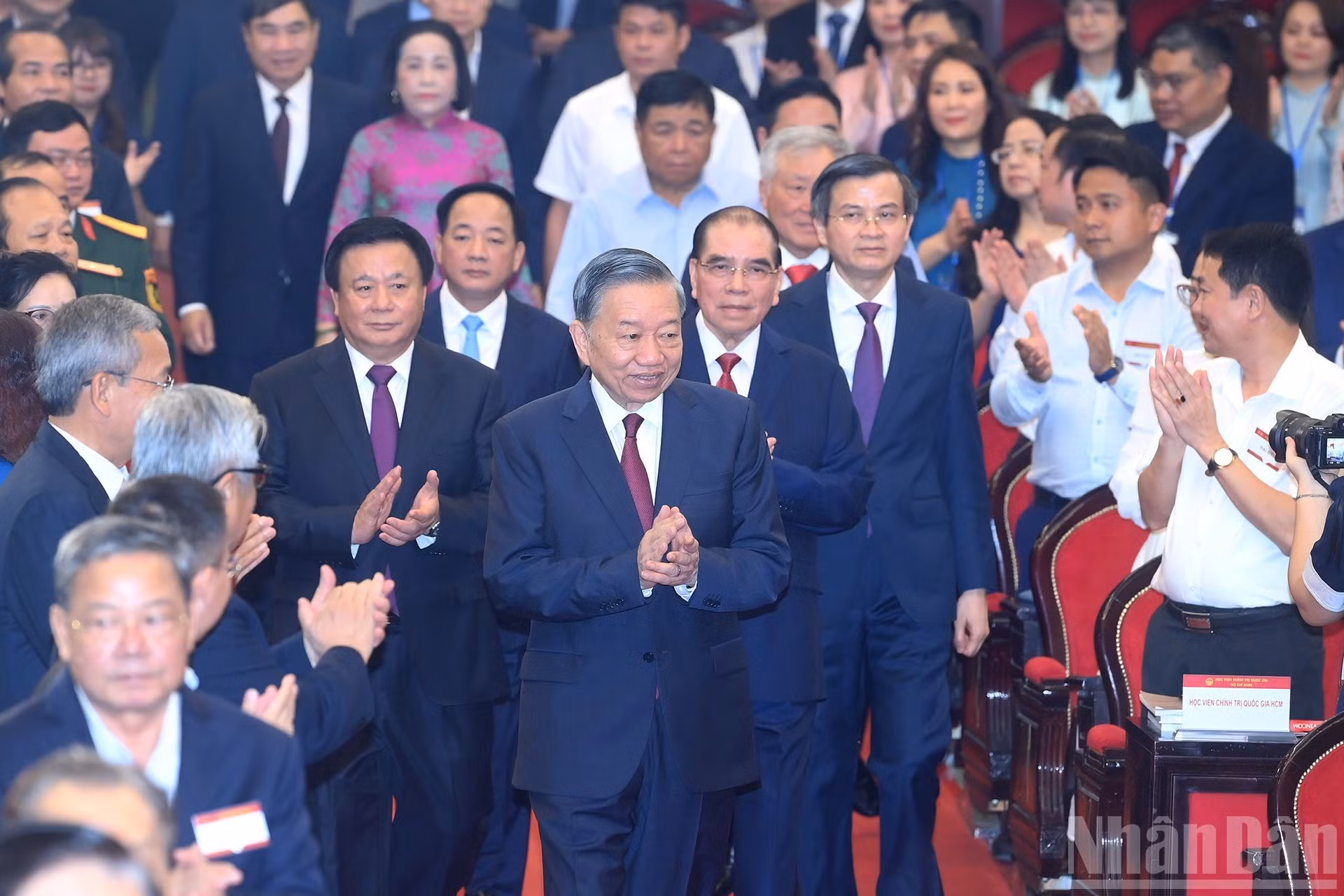El secretario general del Partido Comunista y presidente de Vietnam, To Lam, actuales y antiguos dirigentes del Partido y del Estado asisten a la ceremonia.