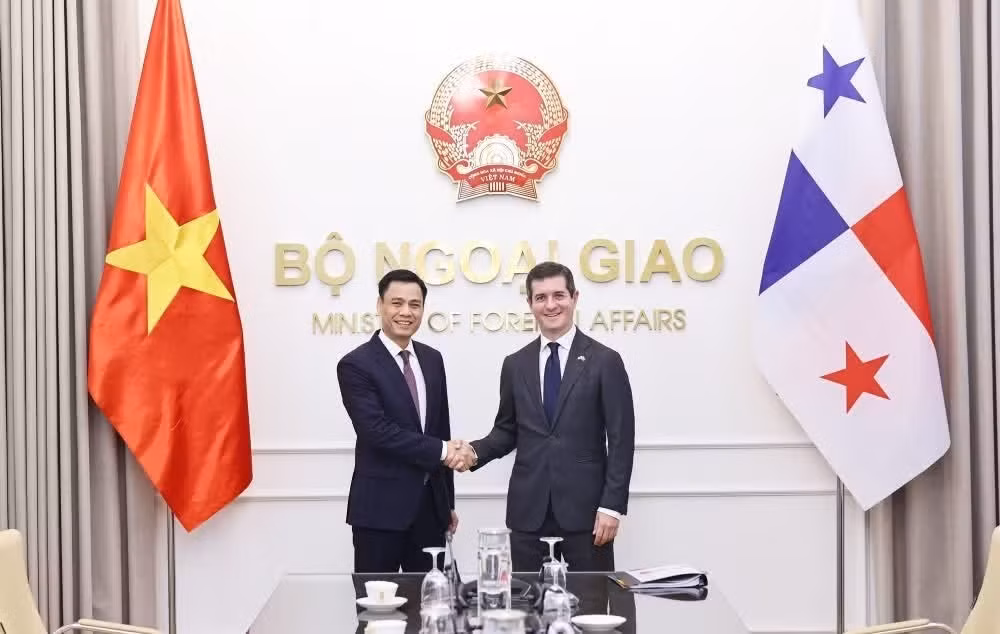 El viceministro de Relaciones Exteriores de Vietnam, Dang Hoang Giang, y su homólogo de Panamá, Carlos A. Hoyos, copresiden el 28 de julio de 2026 en Hanói la segunda Consulta Política entre los dos países.