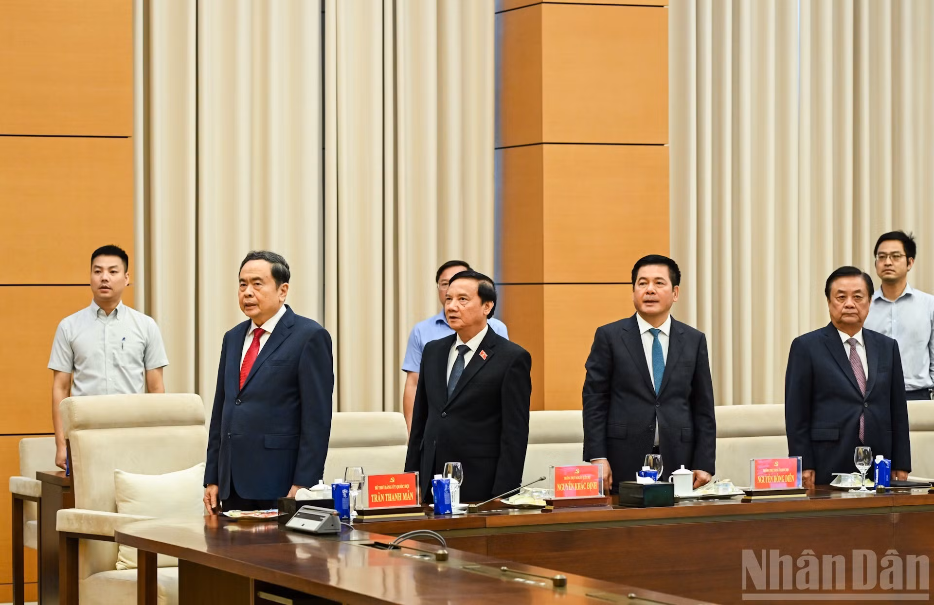 El presidente de la Asamblea Nacional vietnamita, Tran Thanh Man, dirigentes de este órgano legislativo y los delegados realizan el saludo a la bandera. (Foto: Duy Linh)