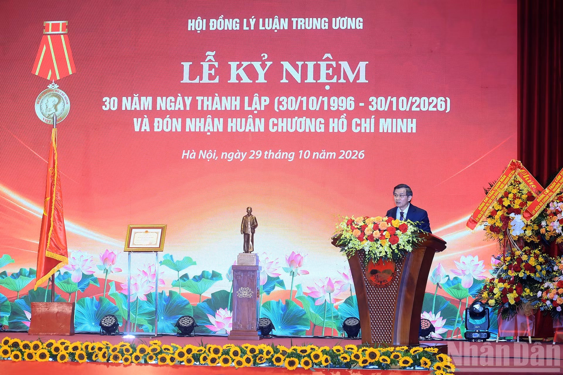 Doan Minh Huan, miembro del Buró Político, director de la Academia Nacional de Política Ho Chi Minh y vicepresidente permanente del Consejo Teórico Central, interviene en la ceremonia.