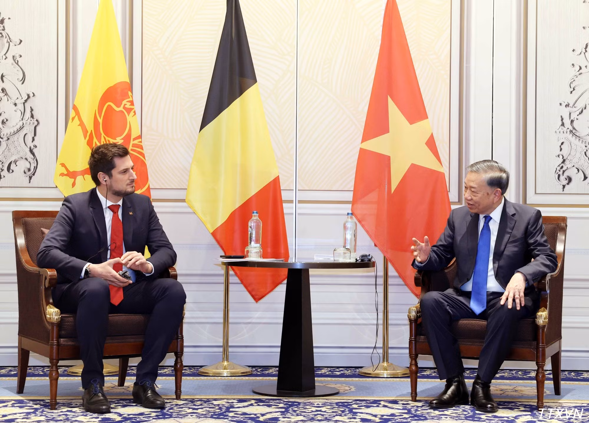 El secretario general del Partido Comunista y presidente de Vietnam, To Lam, recibe al ministro-presidente de Valonia, Adrien Dolimont. (Foto: VNA)